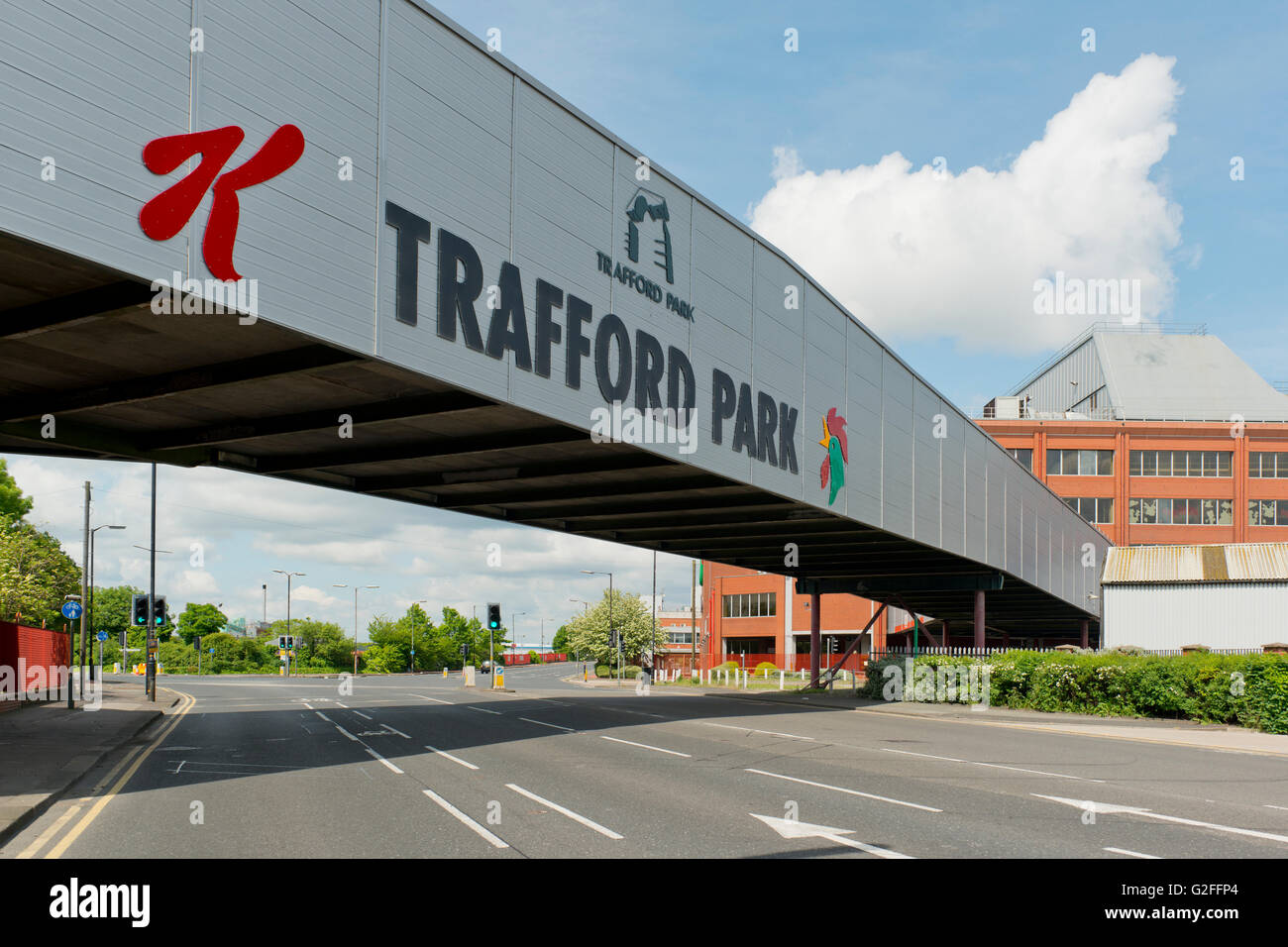 Il ponte che collega la Kellogg's impianto di produzione al suo deposito su Park Road a Trafford Park in Greater Manchester Foto Stock