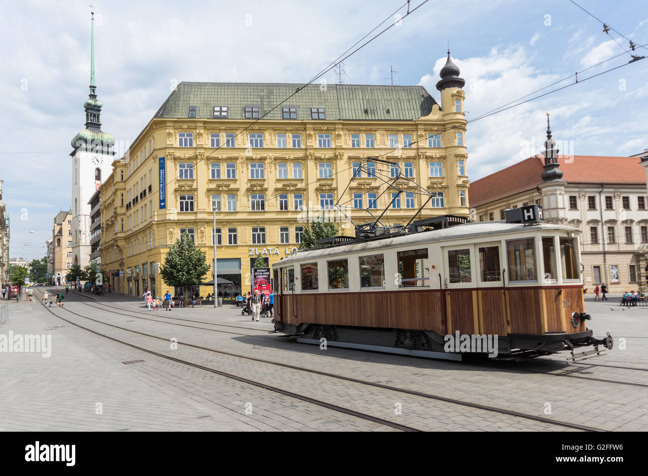 Vecchio tram treno sulla piazza della Libertà, il centro di Brno in Repubblica Ceca. Foto Stock