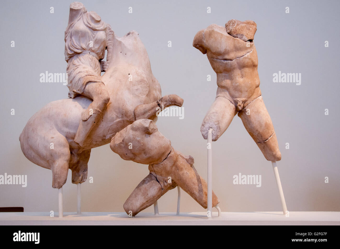 Rotto incompleto di statue di marmo sculture al Museo Archeologico Nazionale di Atene, Grecia Foto Stock