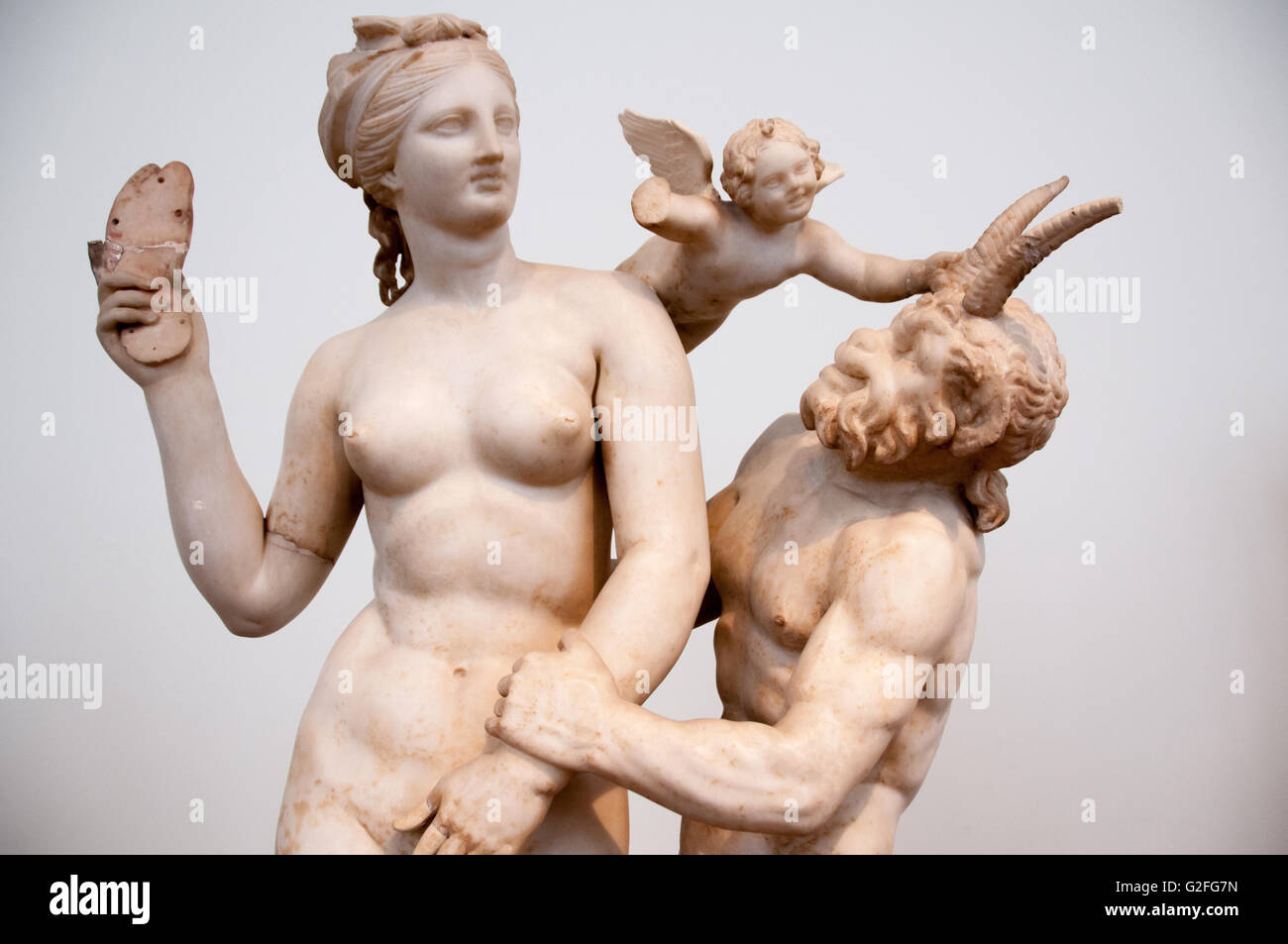 Dea Afrodite e il Pan con Eros la scultura al Museo Archeologico Nazionale di Atene, Grecia Foto Stock