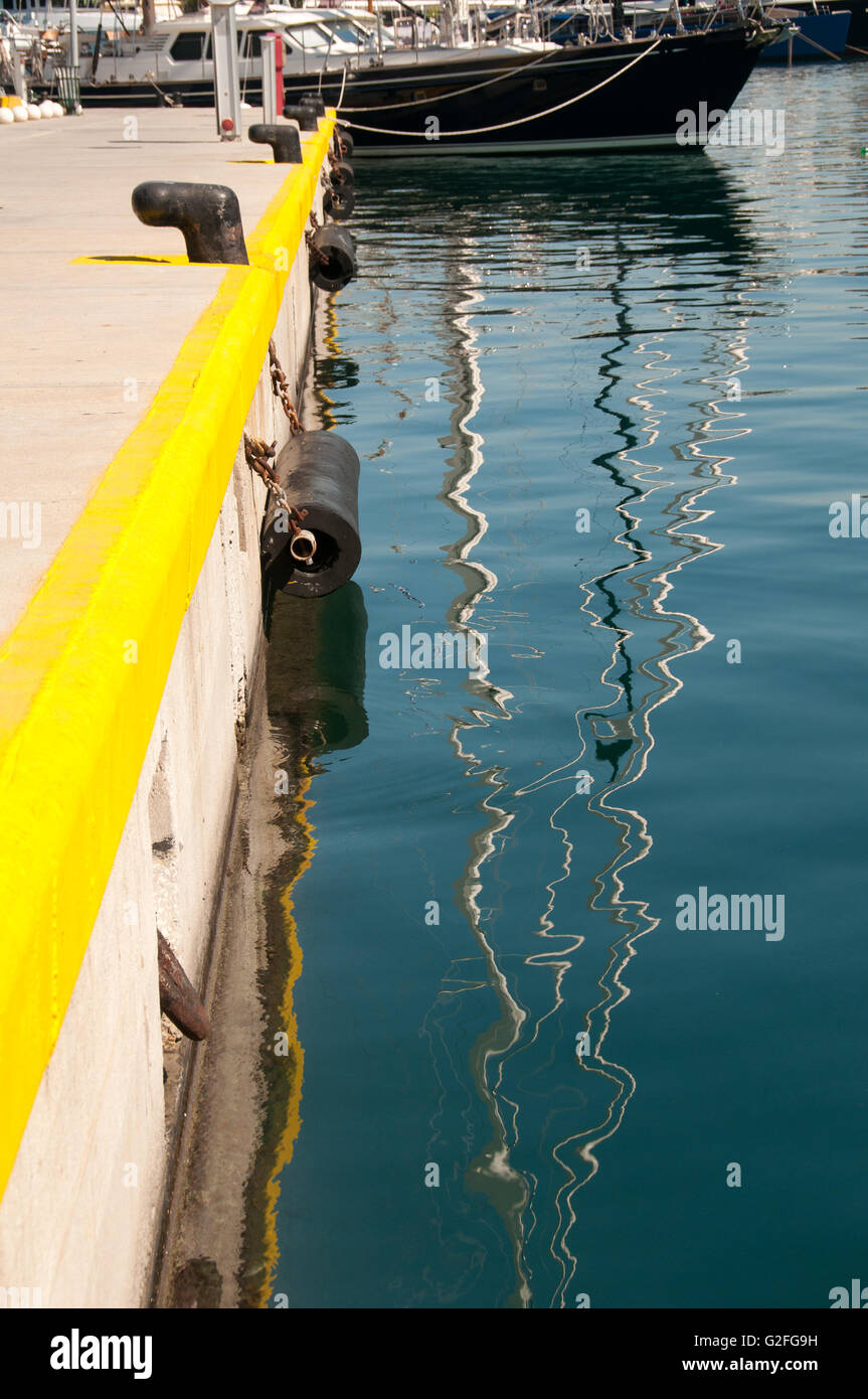 Acqua riflessioni del montante di yacht ormeggiati a montanti attraccata a Zea Marina vicino al porto di Pireo di Atene, Grecia. Foto Stock