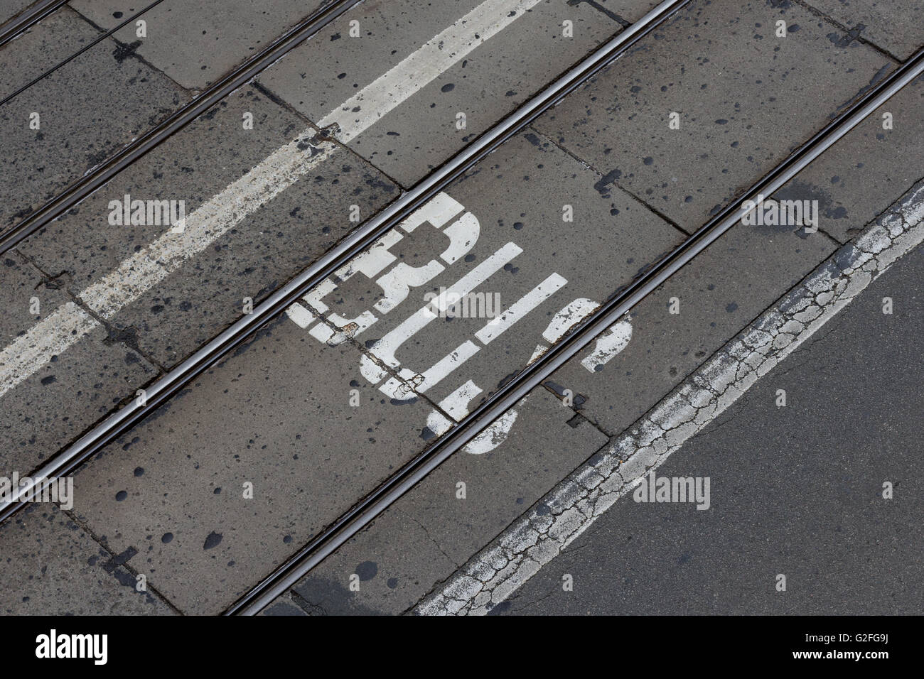 Corsia degli autobus - la parola scritta sulla strada asfaltata Foto Stock