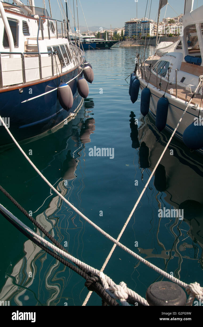 Due costosi yacht ormeggiati attraccata a Zea Marina in Atene in Grecia. Foto Stock