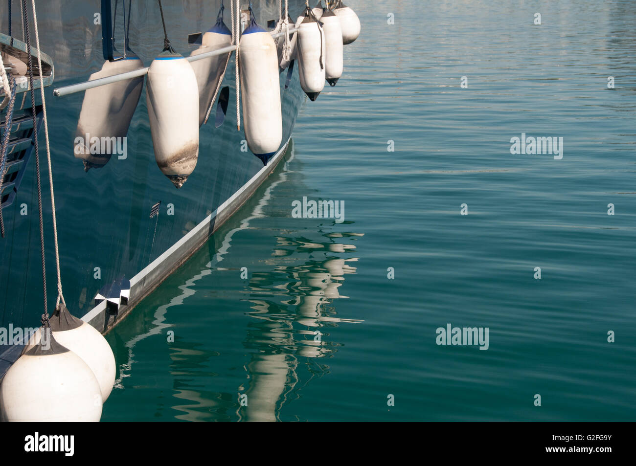 Marcatori laterali sul lato di una barca, marcatori di mare e di boe a Zea Marina in Atene in Grecia. Foto Stock