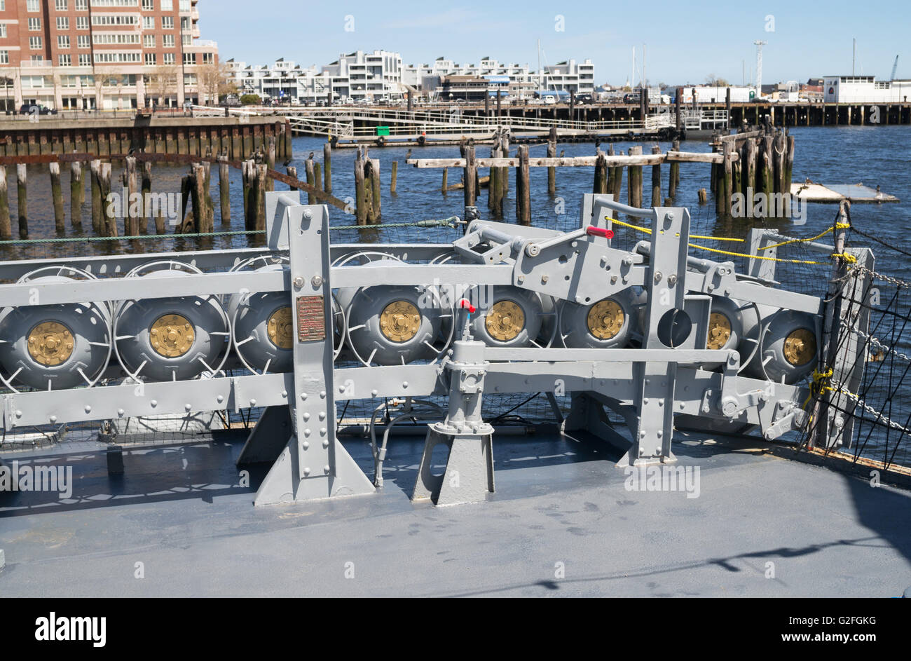 Le cariche di profondità montato a poppa della nave USS Cassin Young, Charlestown Navy Yard, Boston, Massachusetts, STATI UNITI D'AMERICA Foto Stock