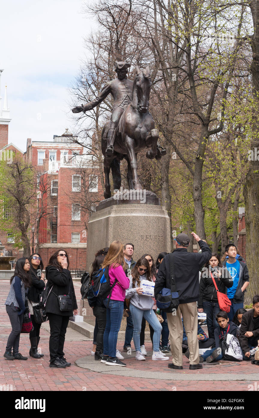 Guida del tour e gruppo di visitatori Paul Revere statua equestre, Boston, Massachusetts, STATI UNITI D'AMERICA Foto Stock