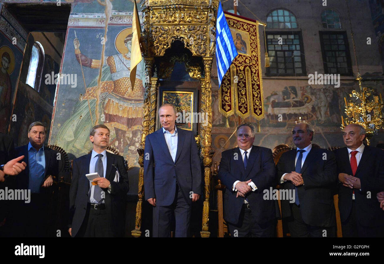 Il presidente russo Vladimir Putin visita alla Cattedrale dell Assunzione durante un viaggio per le autonomie cristiano ortodosso di comunità monastica di Monte Athos Maggio 28, 2016 in Karyes, Monte Athos in Grecia. La giunzione Putin da L-R: Destra: Presidente di Rosneft Igor Sechin, ministro degli Affari esteri greco Nikos Kotzias e governatore del Monte Athos Aristos Kasmiroglu. Foto Stock