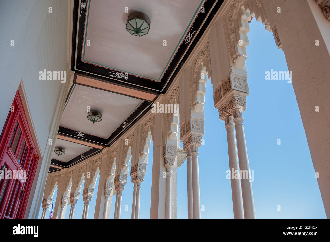 Art Deco dettagli architettonici di Catalina Casino balcone sala da ballo w/ colonne bianche, porta rossa, rosa e nero a soffitto Avalon. Foto Stock