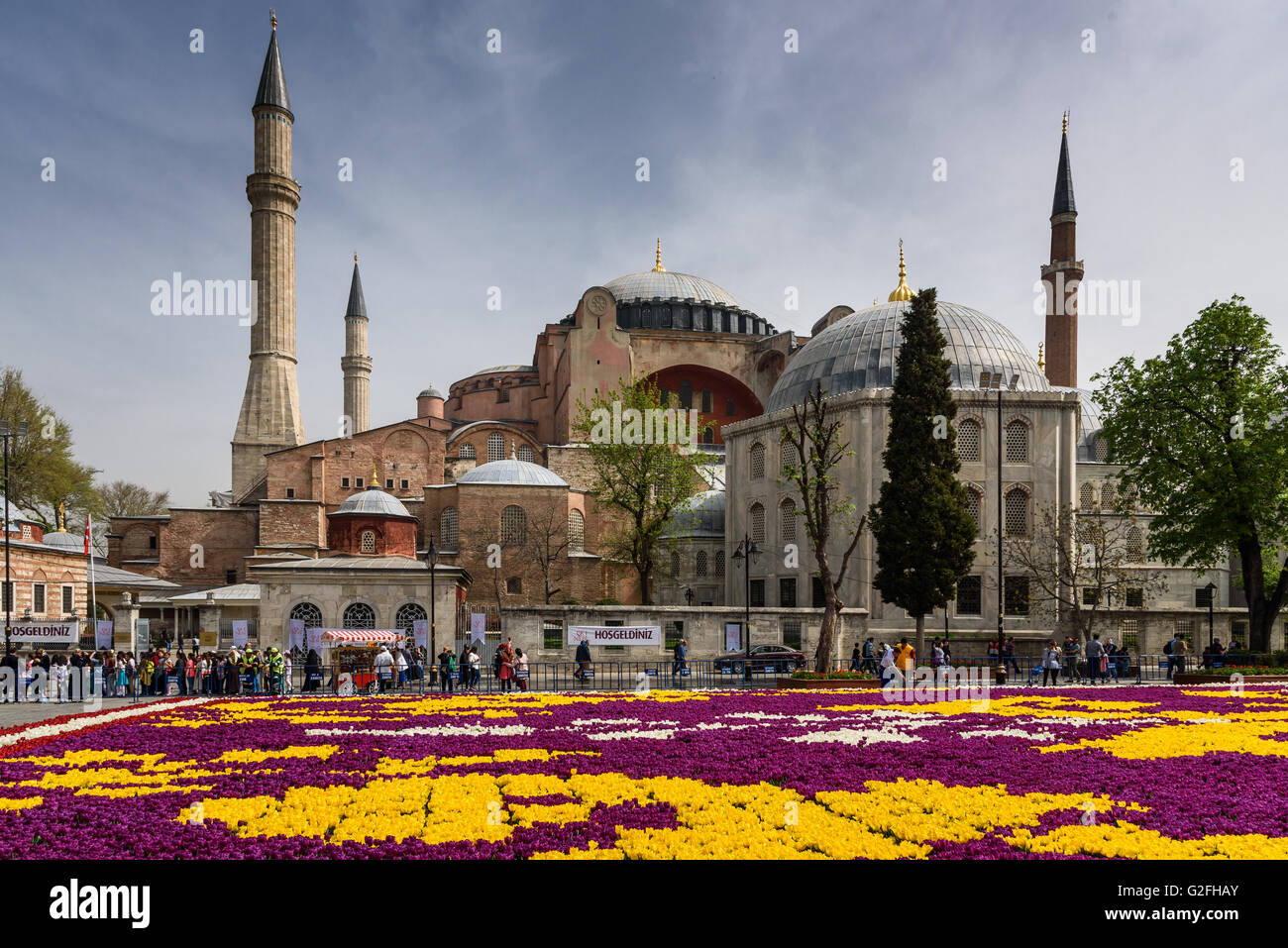 Hagia Sophia dietro un tulipano giardino in Istanbul, Turchia Foto Stock