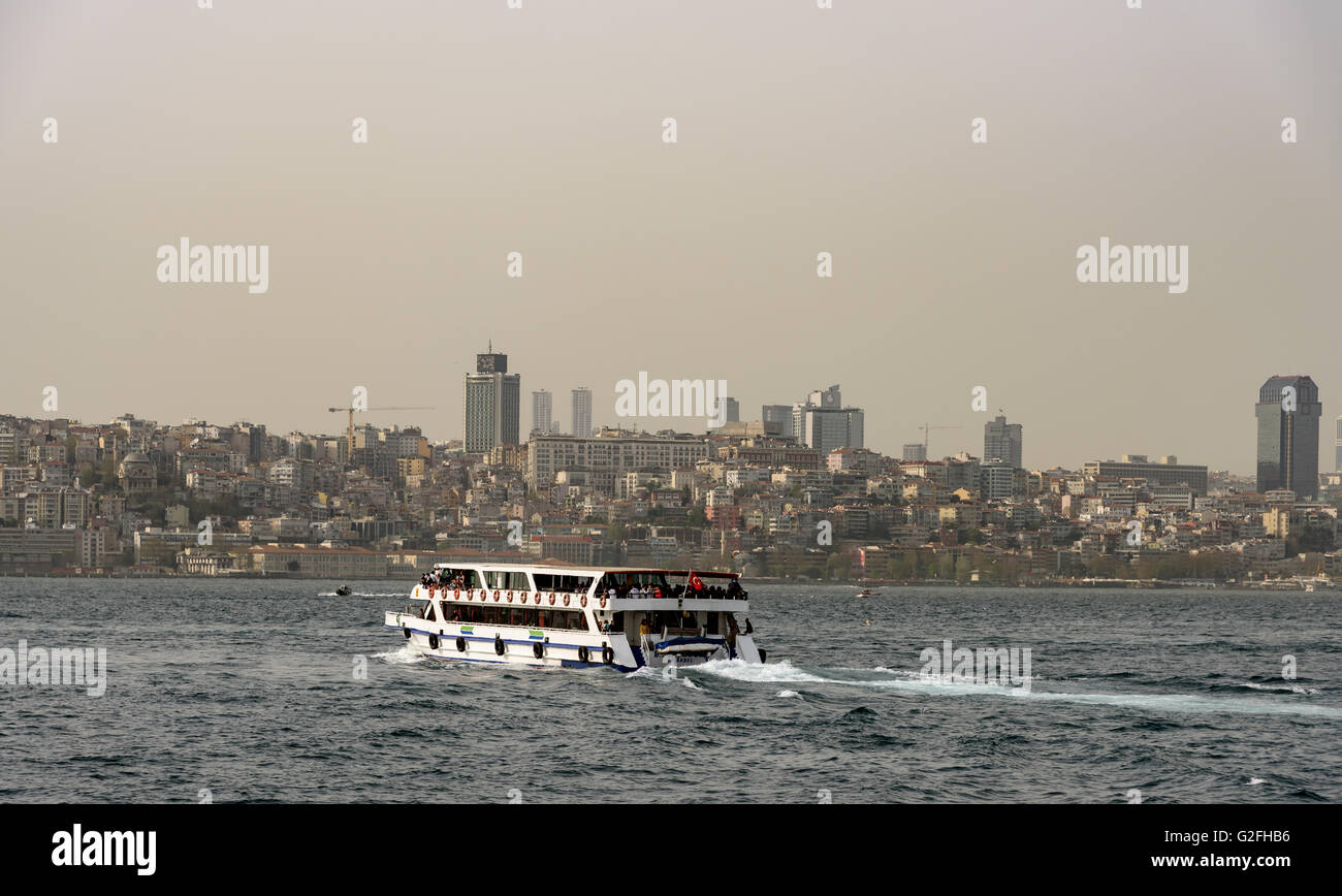 Uno dei modi migliori per ottenere un tatto per Istanbul è di fare una crociera sul Bosforo leggendario. Foto Stock