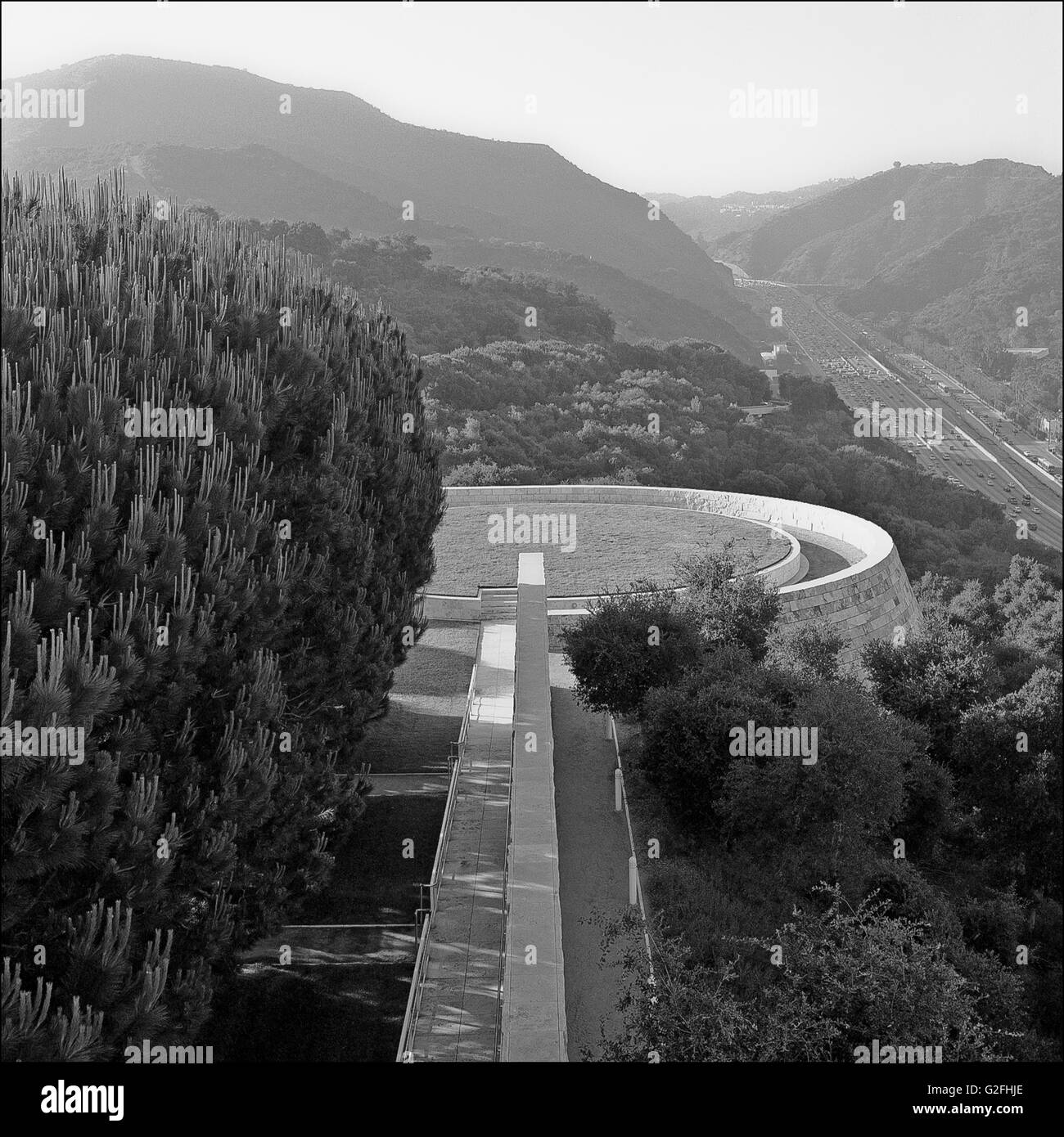 Motivi di Getty Center affacciato sulla superstrada, Los Angeles, California, Stati Uniti d'America Foto Stock