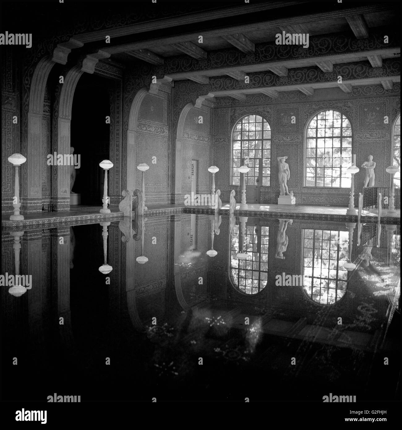 Ornati in piscina interna, il Castello di Hearst, CALIFORNIA, STATI UNITI D'AMERICA Foto Stock
