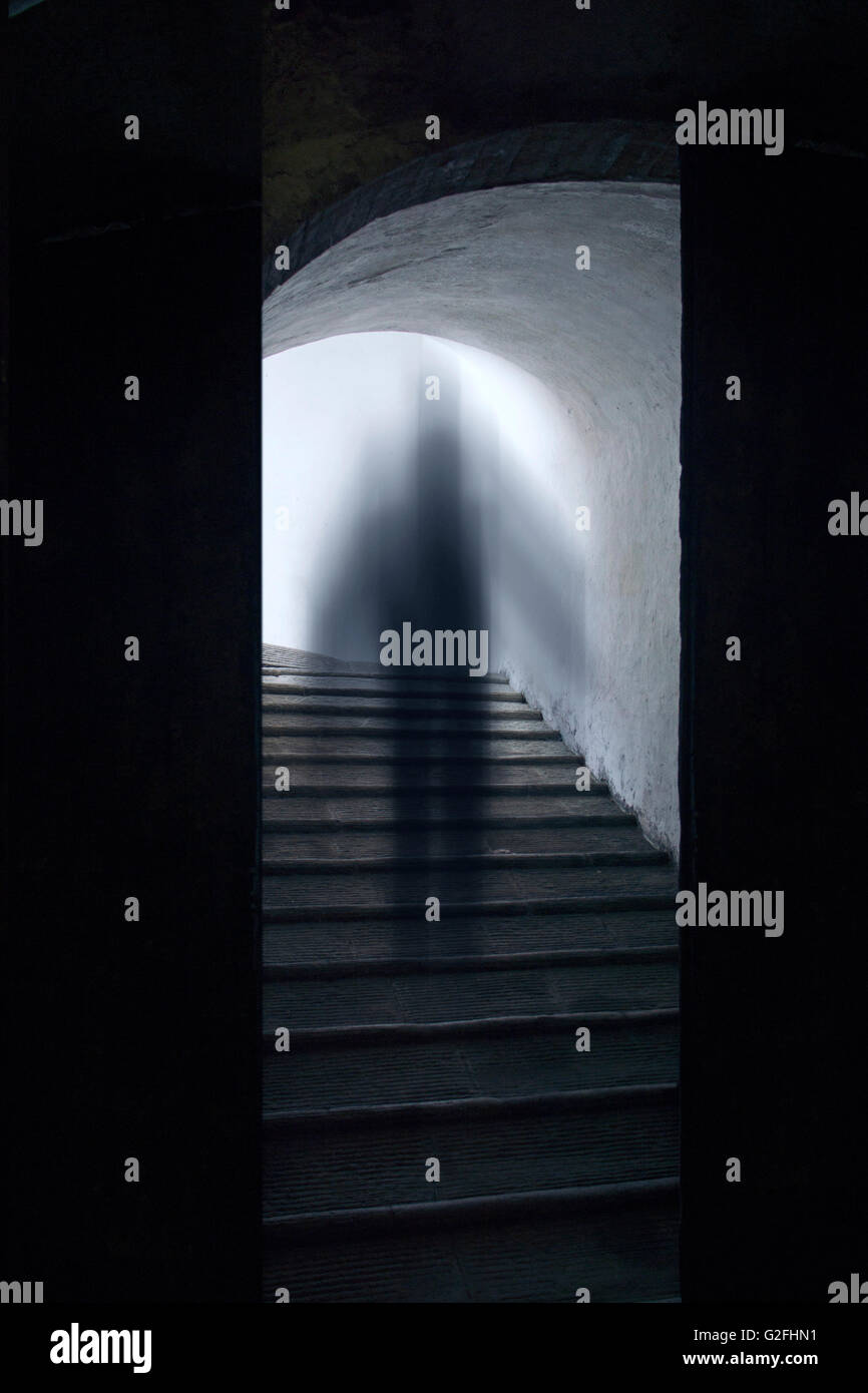 I fantasmi di figura di discesa delle scale Foto Stock