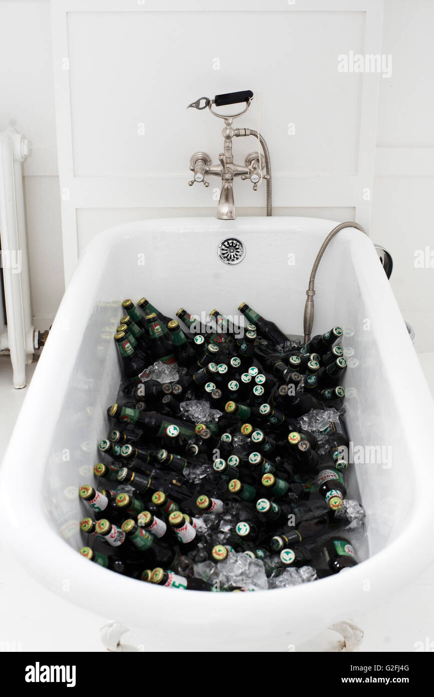 Vasca riempita con bottiglie di birra e ghiaccio Foto stock - Alamy