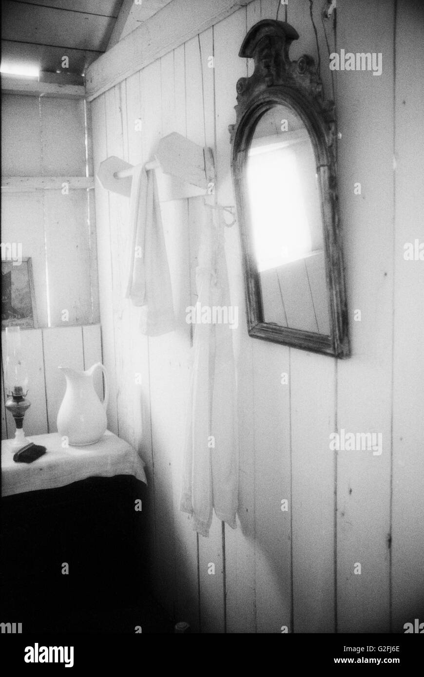 Bagno rustico con vecchio specchio Foto Stock