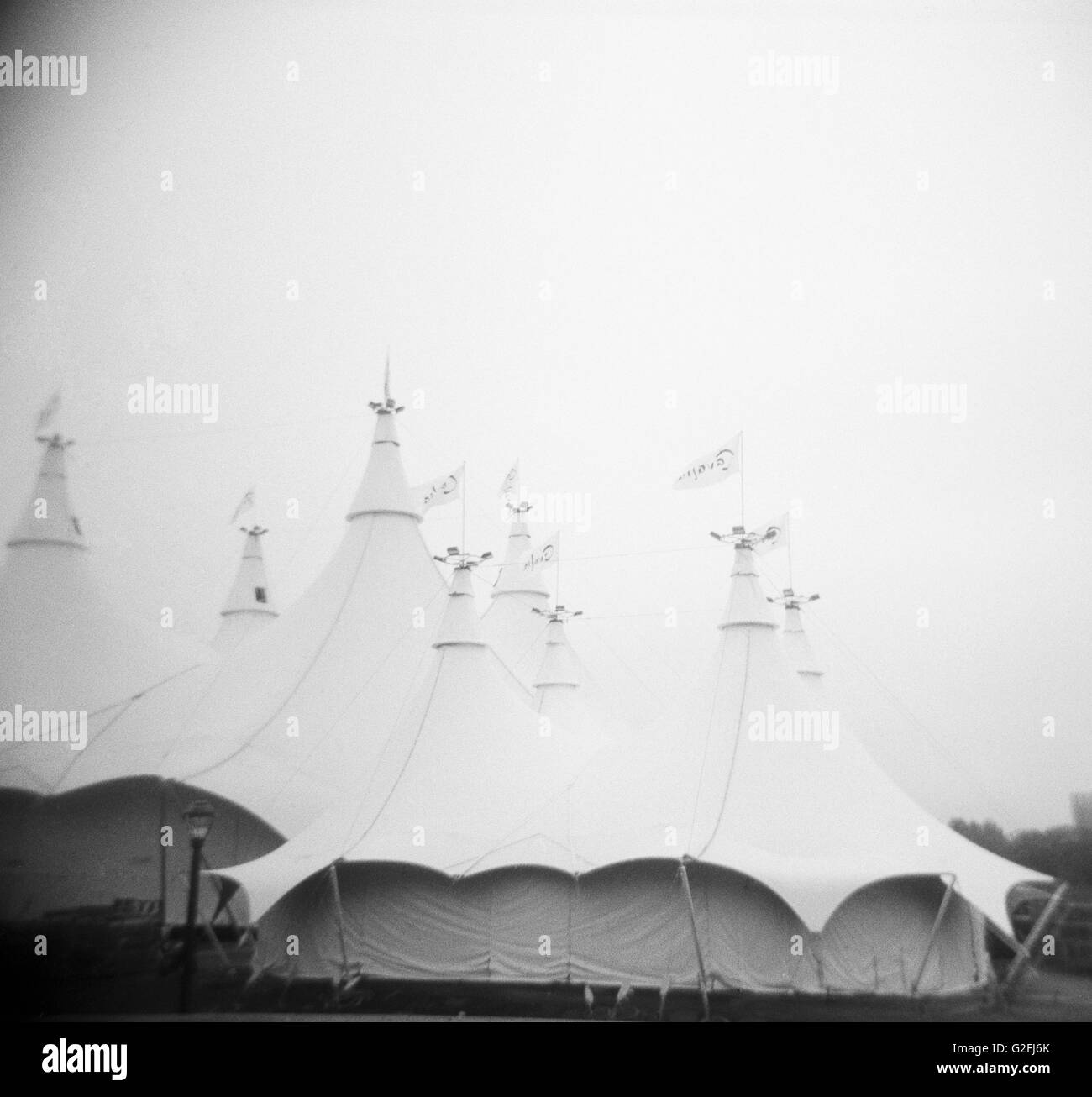 Tendoni da circo sulla Giornata grigia Foto Stock