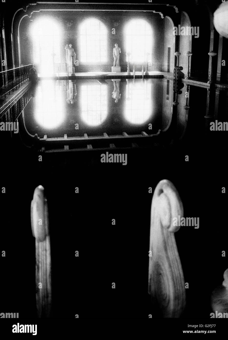 Statue con archi riflettente in Piscina interna Foto Stock
