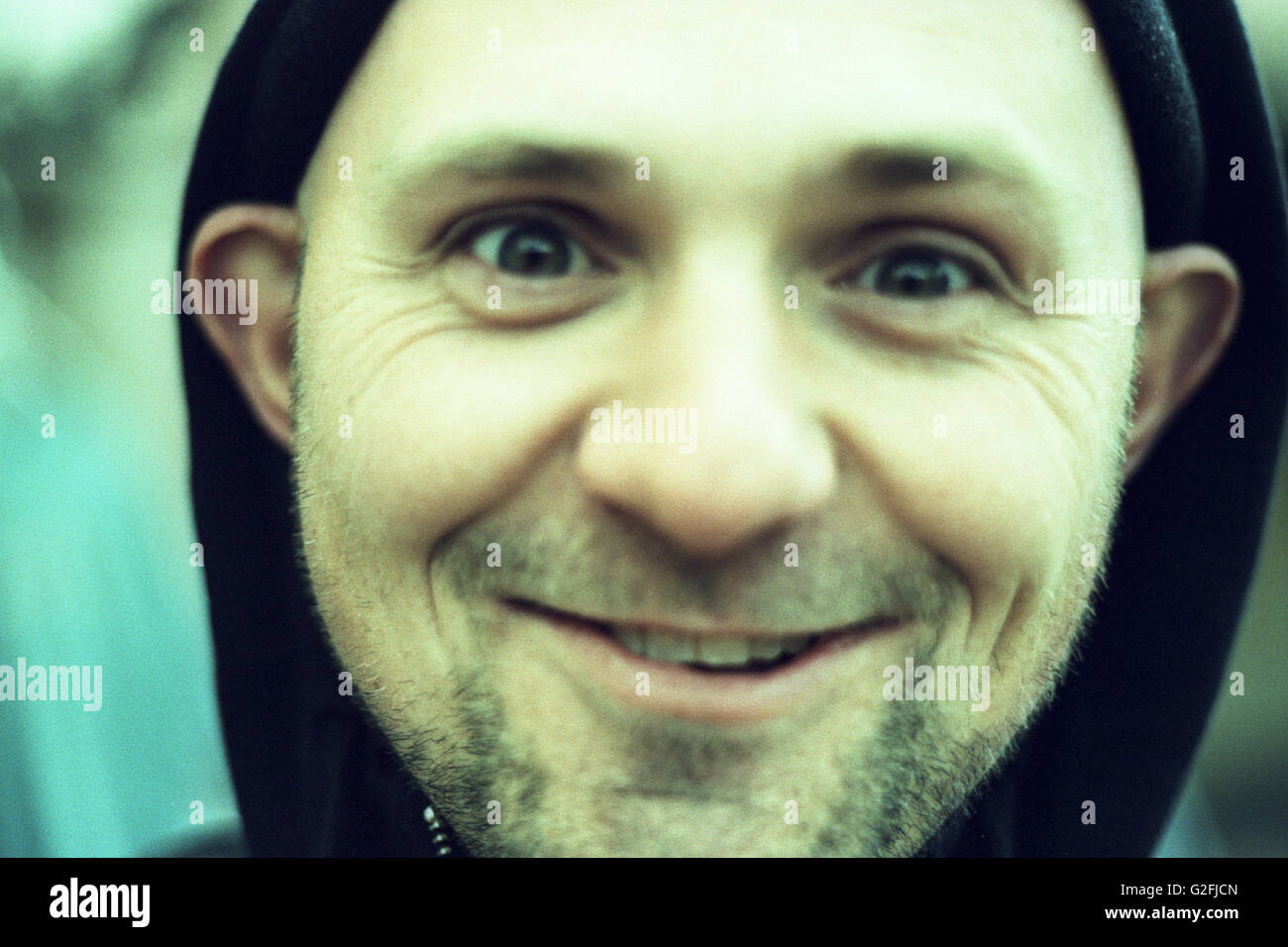 Uomo sorridente con faccia buffa, Close-Up Foto Stock