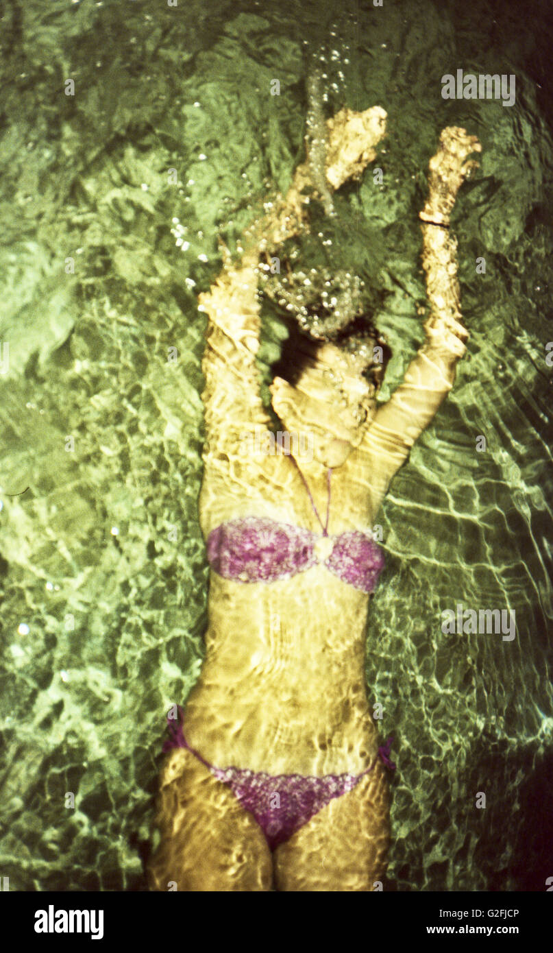 Donna in Bikini Underwater Foto Stock