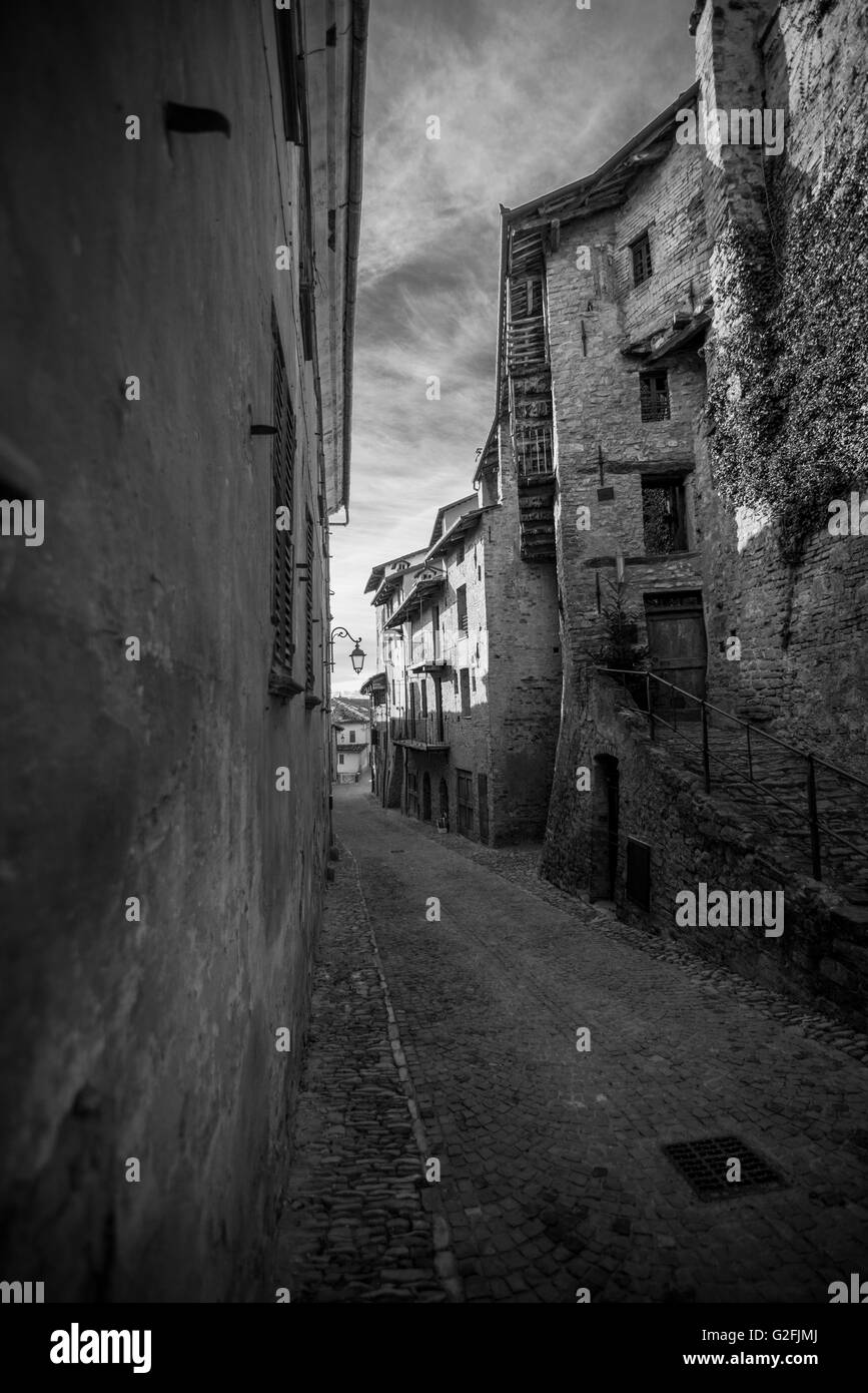 Borgo Stretto Street, Monforte d'Alba, Italia Foto Stock