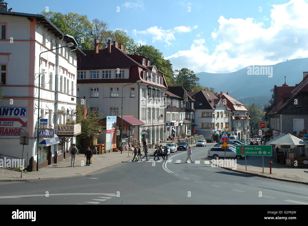 Szklarska Poreba, Polonia - 4 Ottobre 2014: auto e persone non identificate sulla strada principale di Szklarska Poreba resort di Karkonosze Foto Stock