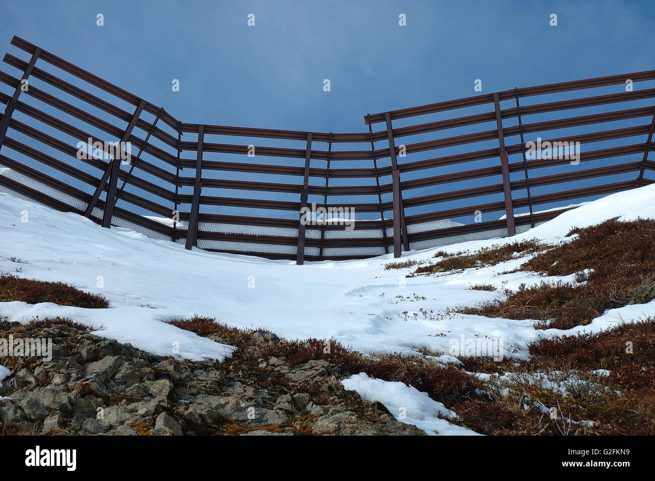 Anti valanga struttura sul lato di una montagna in Austria vicino a Kaltenbach nella Valle Zillertal Foto Stock