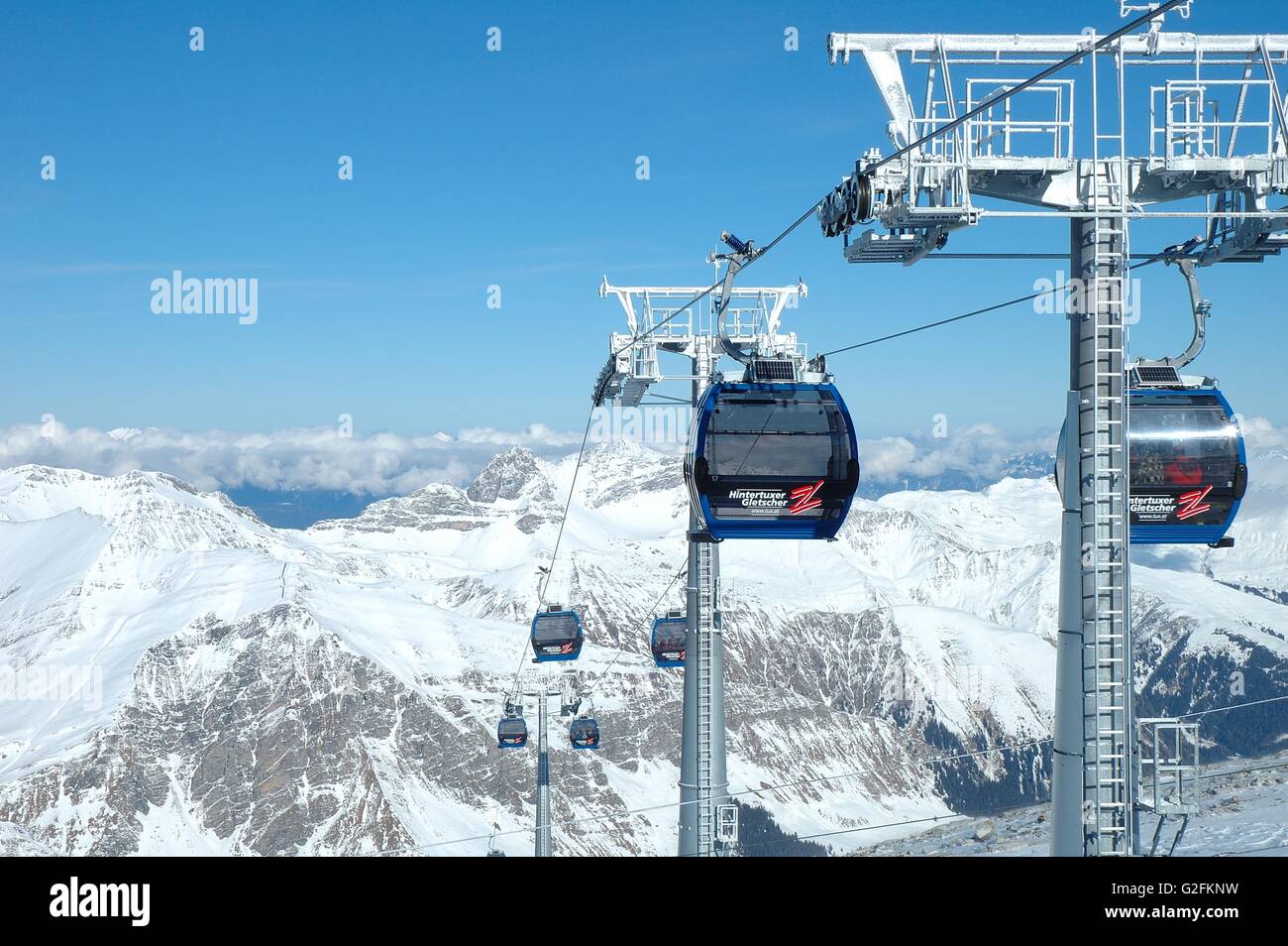 HINTERTUX, Austria - febbraio 06: picchi e impianti di risalita nei dintorni di Hintertux nella valle Zillertal in Austria 06.02.2014 Foto Stock