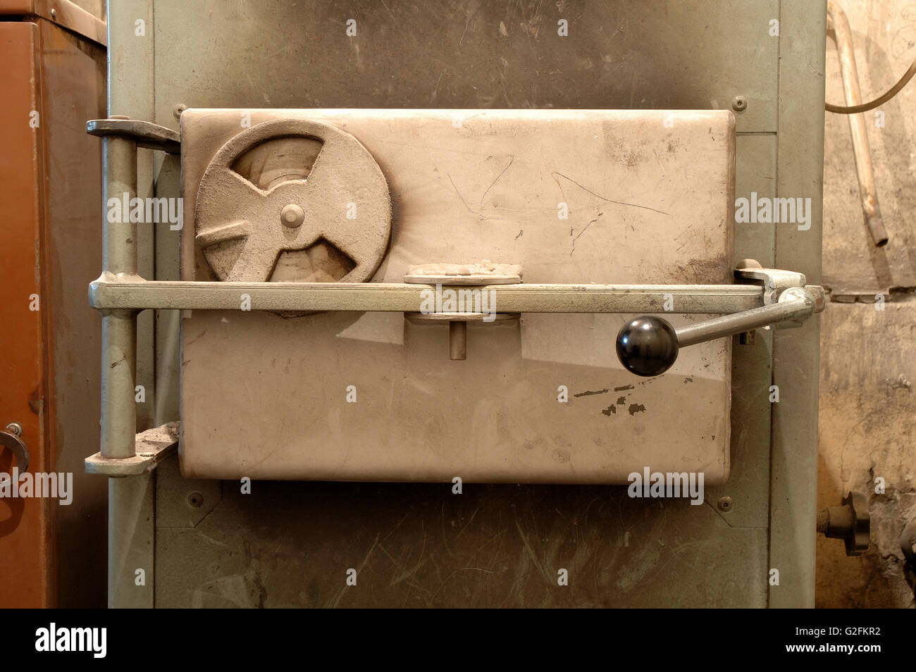 Vecchio Forno della porta nella vecchia sala caldaie Foto Stock