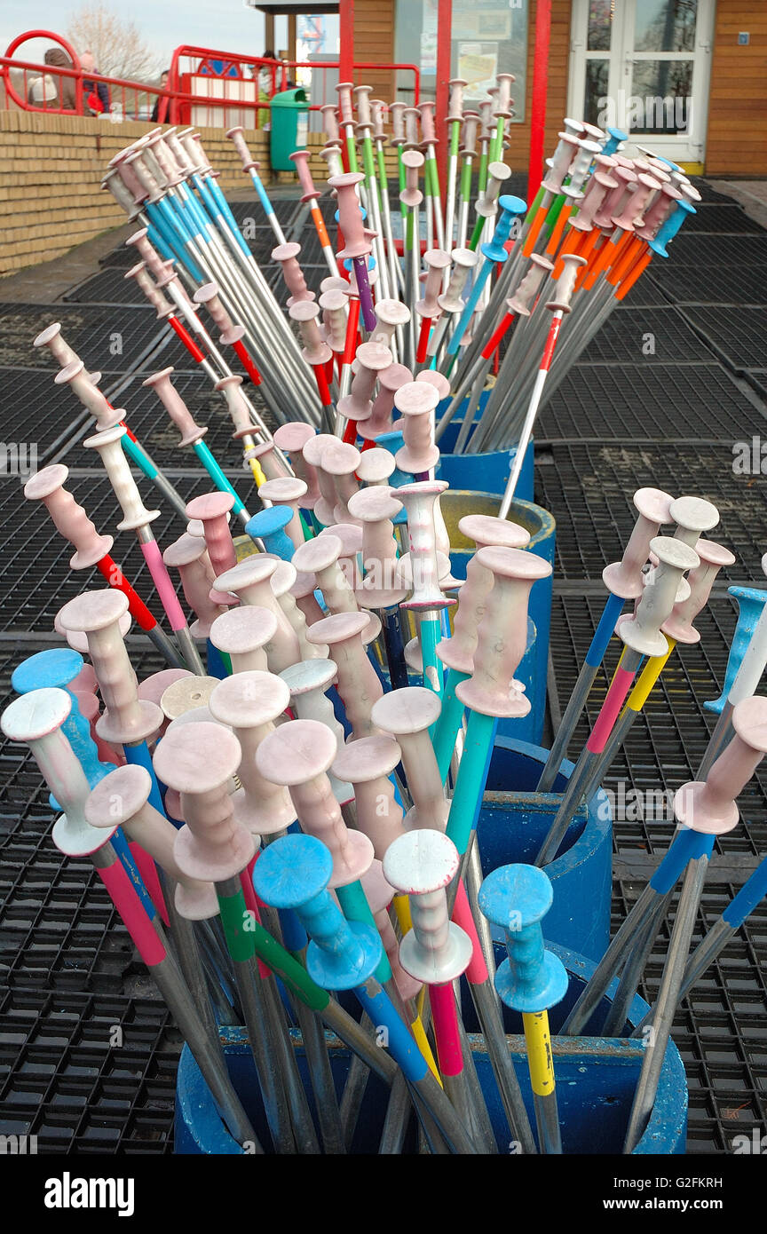 Molti bastoni da sci nelle vicinanze skilift e assenza di neve Foto Stock