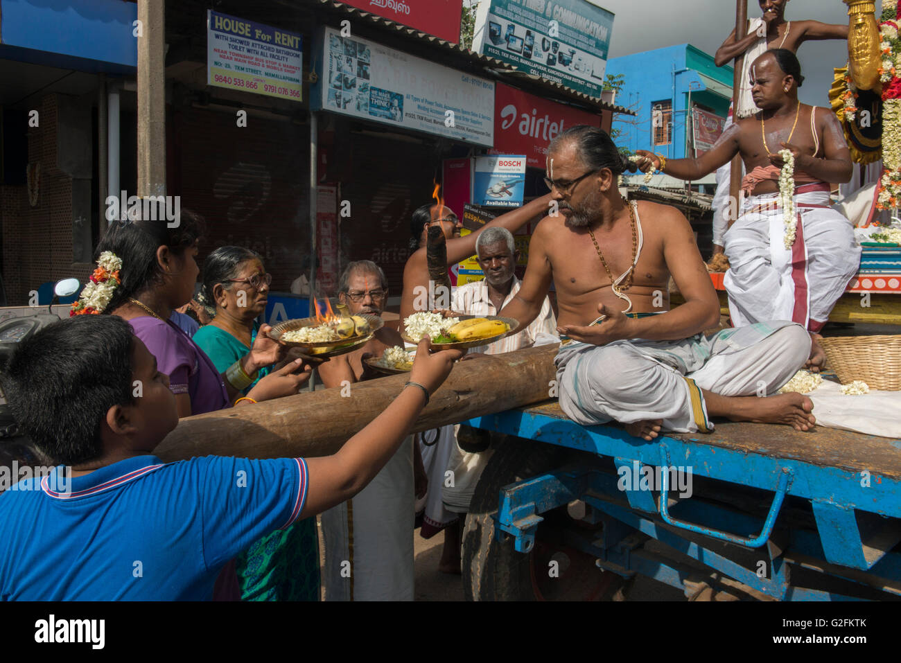 Bramino Sacerdoti sul galleggiante (carro) benedizione devoti in Downtown Strøget, Mamallapuram (Mahabalipuram) Foto Stock