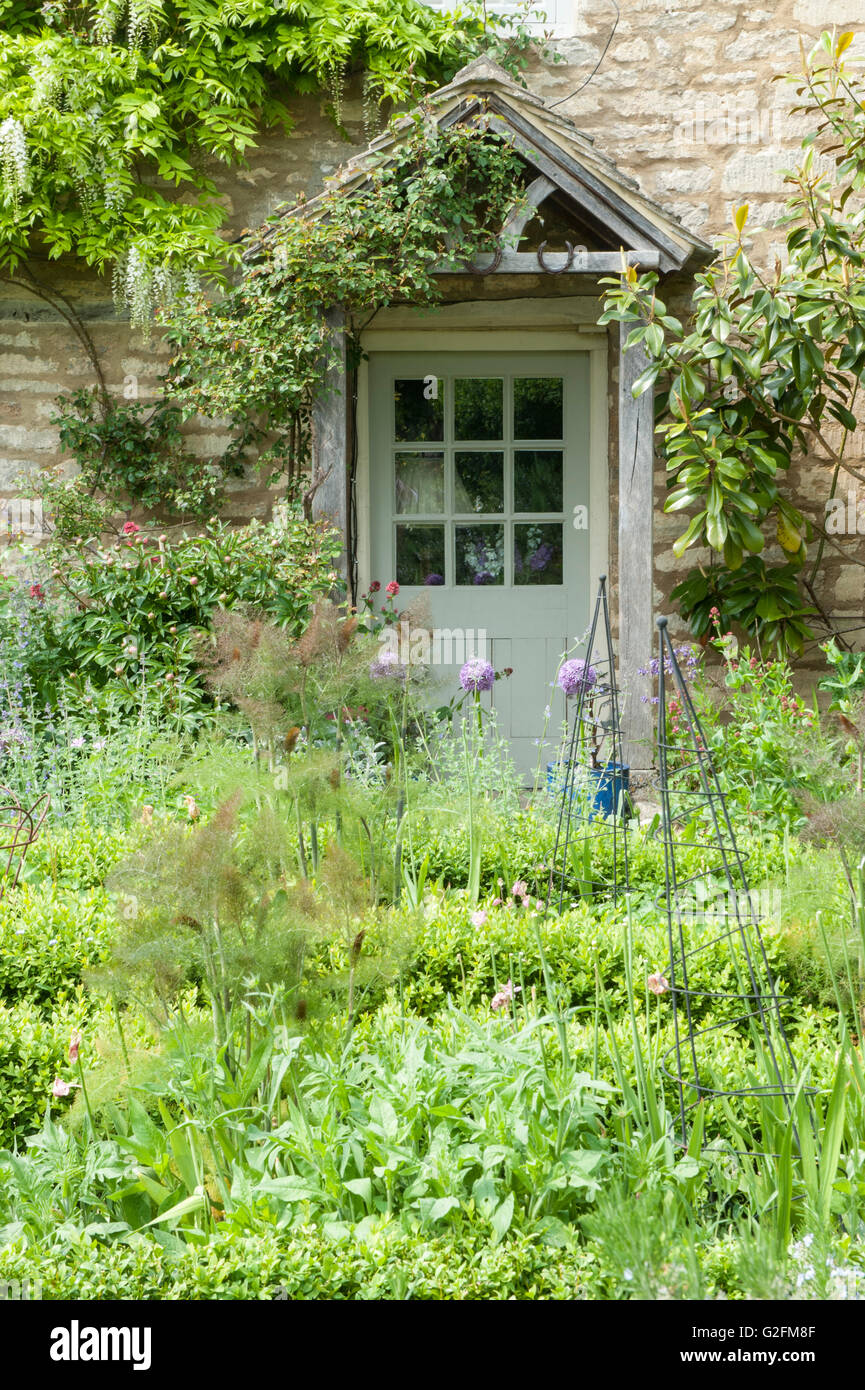 Un tradizionale English Garden cottage Foto Stock