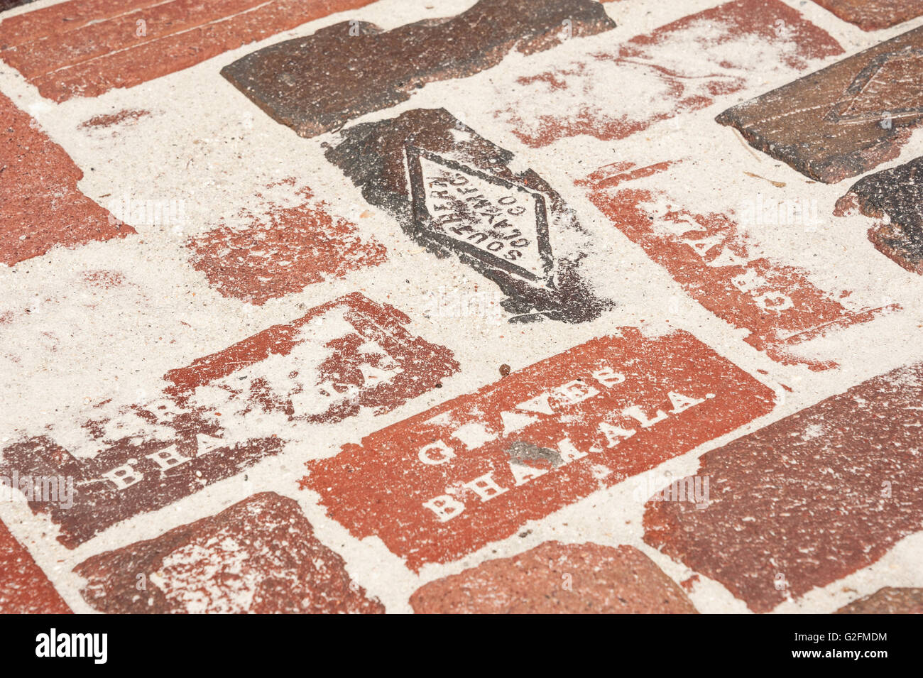 Primo piano della strada in mattoni con spiaggia di sabbia vicino all'Oceano Atlantico su Boulevard tra la spiaggia di Nettuno e Atlantic Beach, Florida. Foto Stock