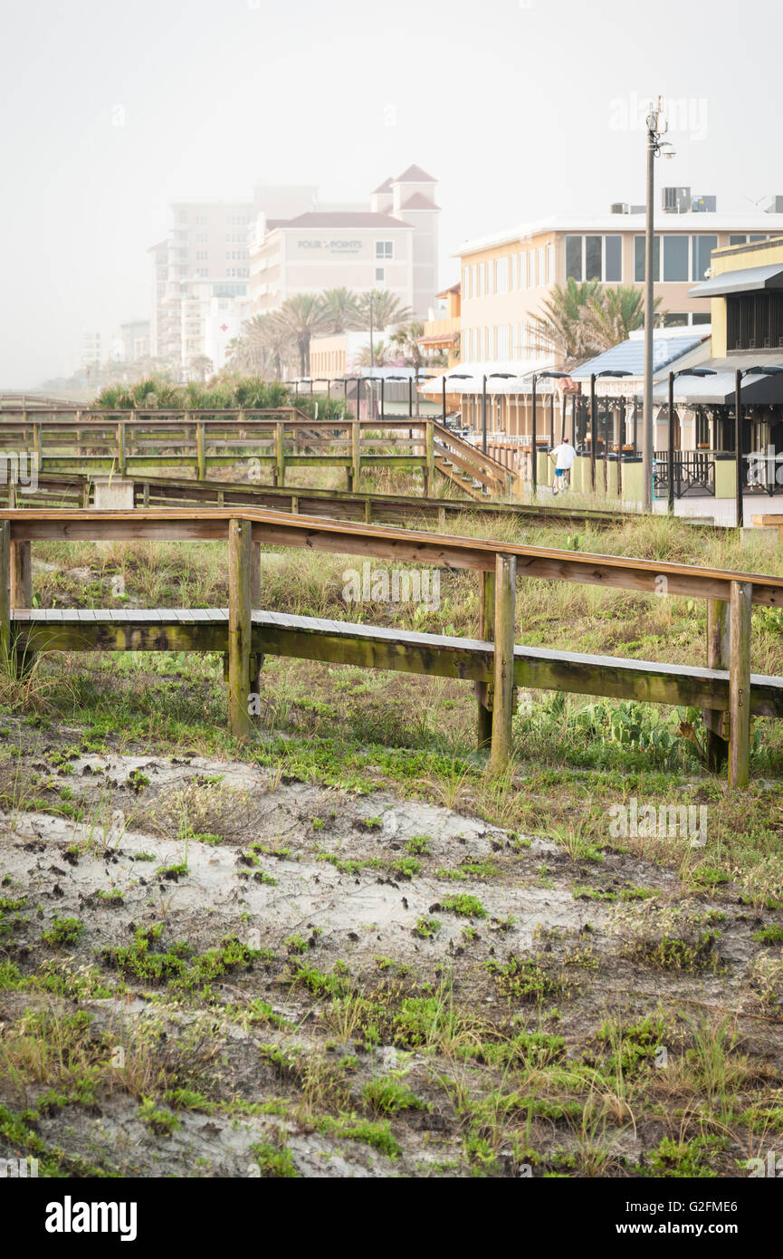 Accesso alla spiaggia di passerelle a Jacksonville Beach, Florida su una tranquilla mattinata nebbiosa poco dopo l'alba. Foto Stock
