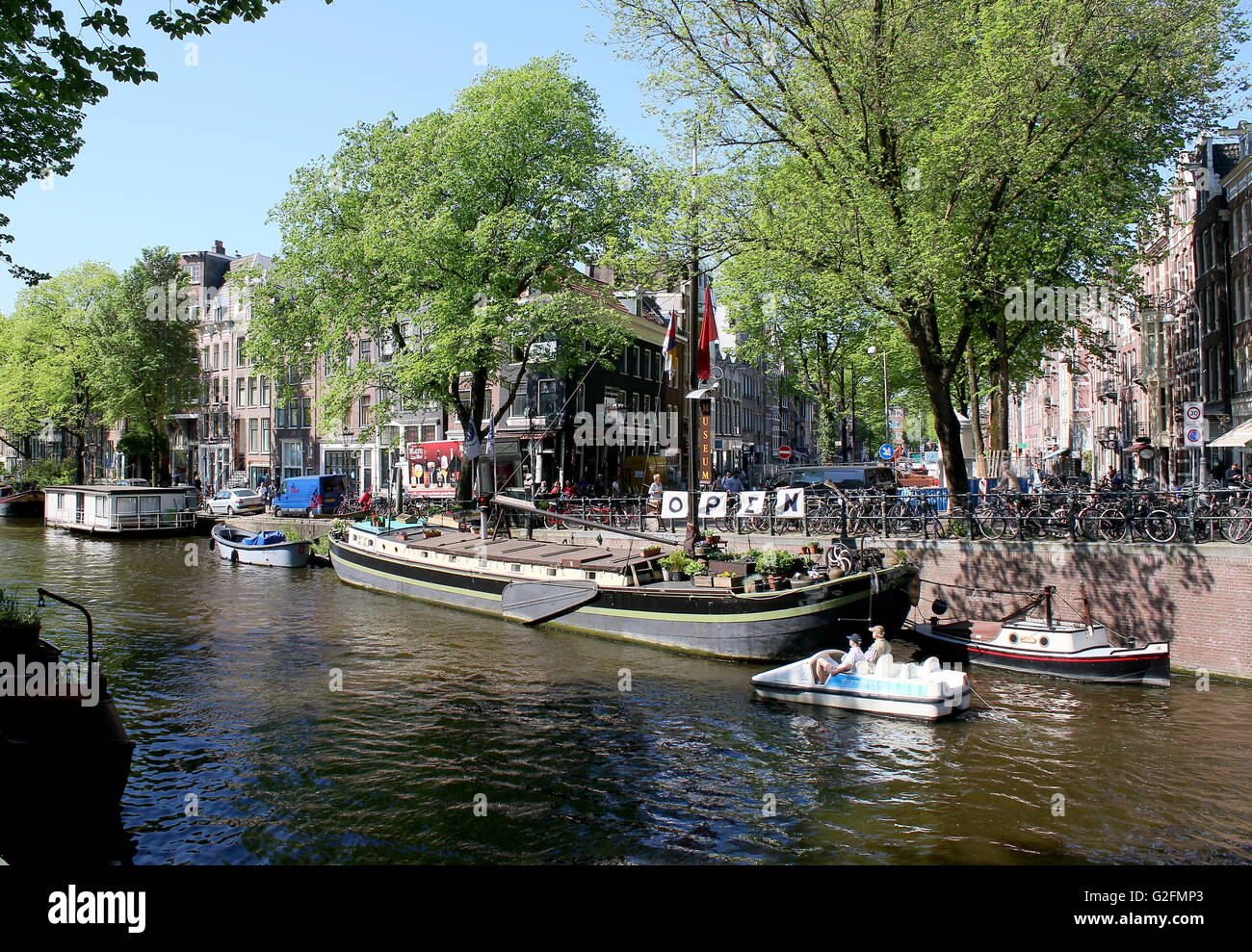 Dutch Houseboat museum (Woonbootmuseum) in Prinsengracht e Elandsgracht canal, centro di Amsterdam, il quartiere Jordaan, Paesi Bassi Foto Stock