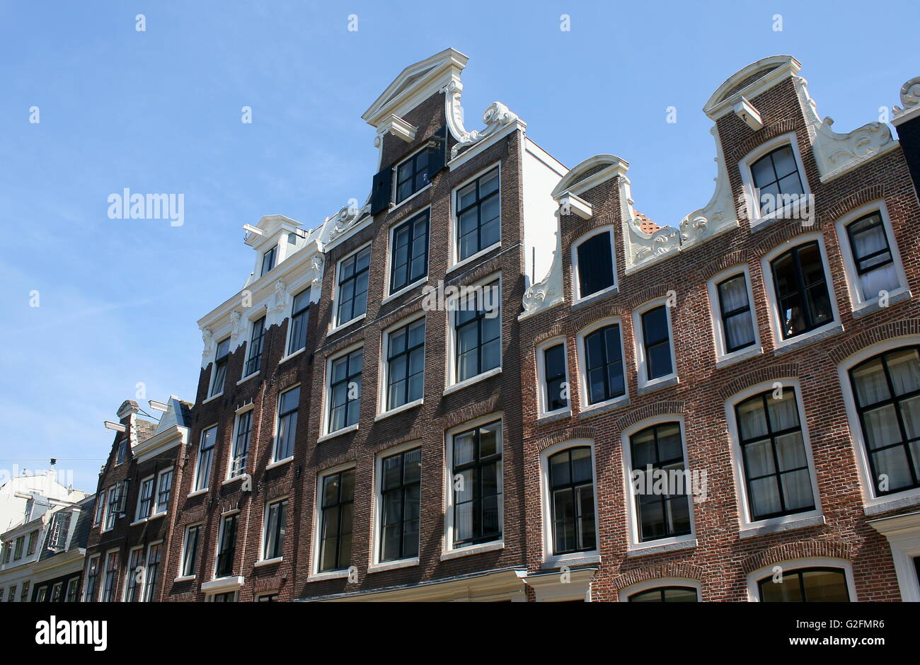 Diversi stili di vecchi del XVII e XVIII secolo gables lungo Kerkstraat, appena fuori da piazza Leidseplein, il centro di Amsterdam, Paesi Bassi Foto Stock