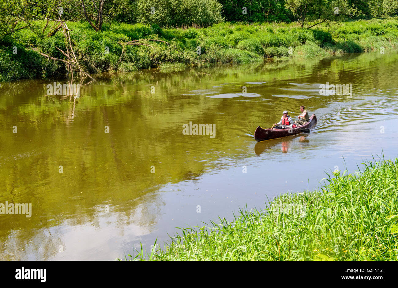 Due persone in kayak sul fiume Wye vicino Brockweir su una soleggiata giornata di primavera nel mese di maggio Foto Stock