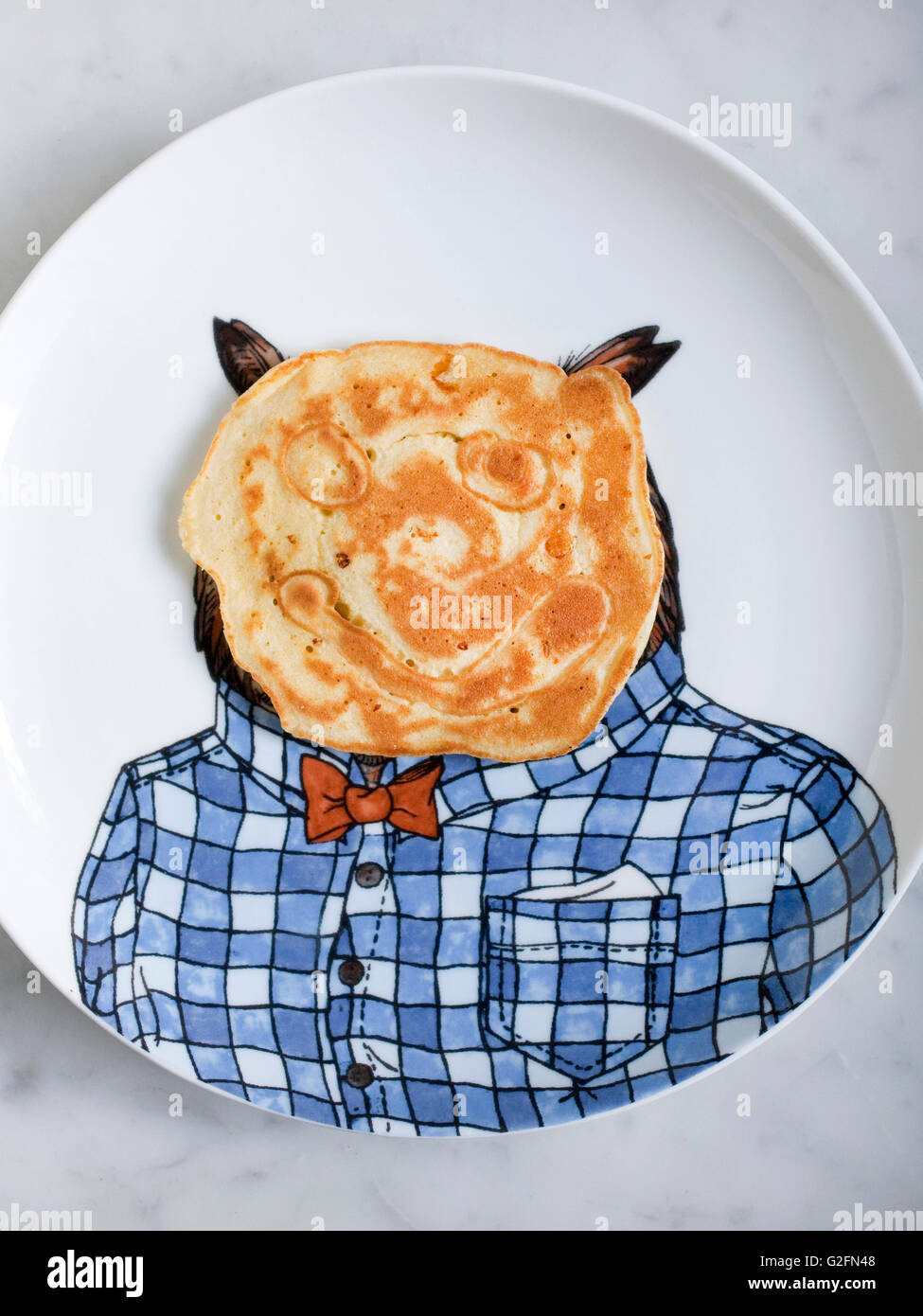Pancake con la faccia sulla piastra del gufo Foto Stock