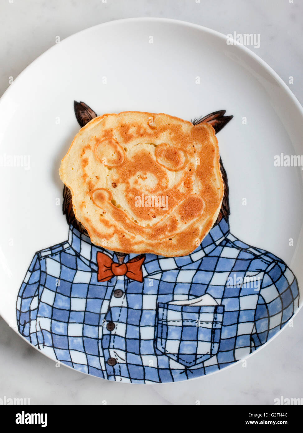 Pancake con la faccia sulla piastra del gufo Foto Stock