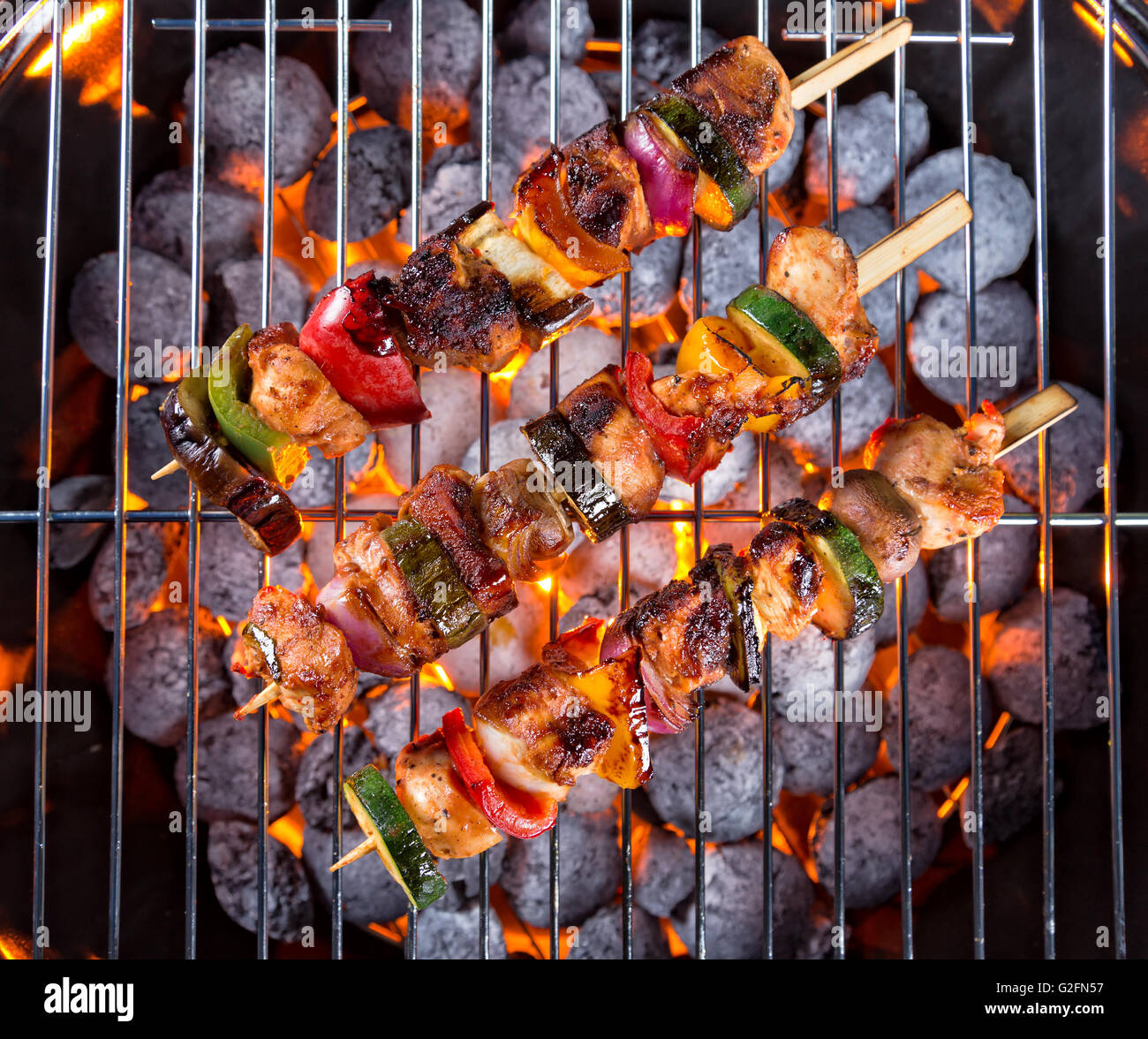 Grill con gli spiedini di carne shot dalla vista di cui sopra Foto Stock