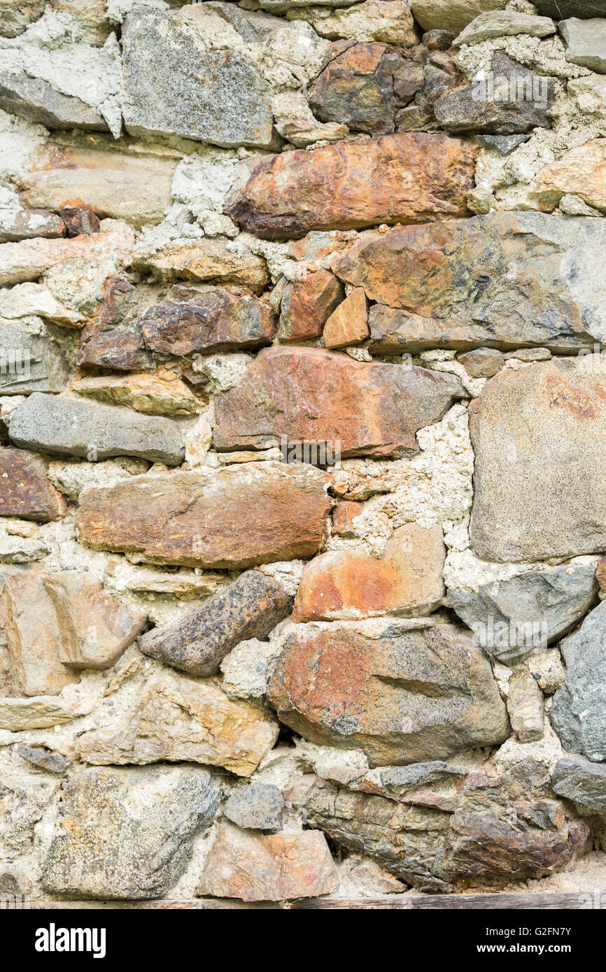Close-up di hard muro fatto di materie delle pietre naturali. Può essere utilizzato come texture di sfondo o Foto Stock