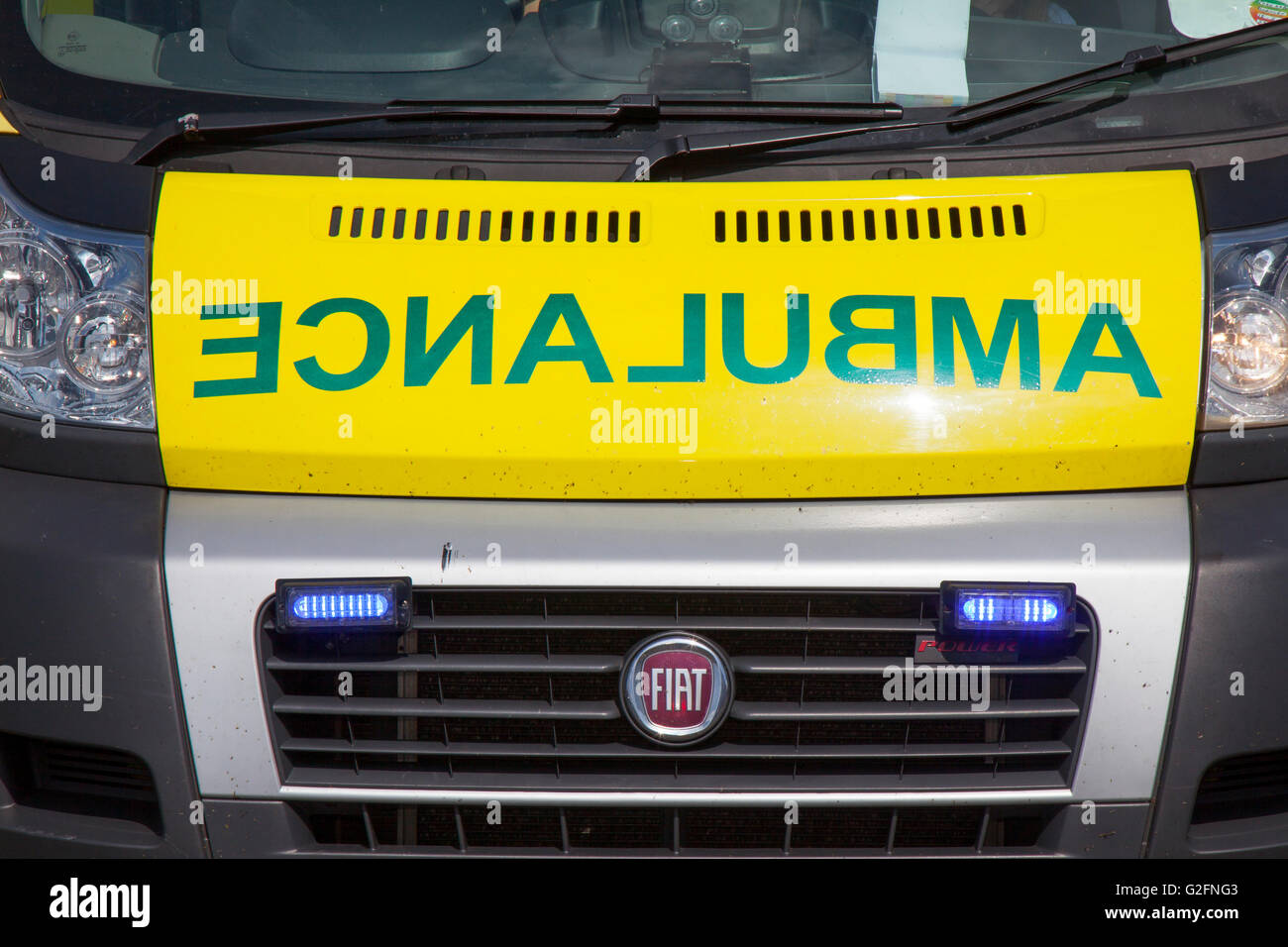Scrittura a specchio sulla parte anteriore delle ambulanze, dove la parola 'ambulanza' è scritto in molto grande testo speculare in modo tale che i conducenti a vedere la parola il modo giusto intorno a loro lo specchietto retrovisore. Fiat ambulanza di emergenza a potenza Pendle Fest, Barrowford, Lancashire, Regno Unito Foto Stock