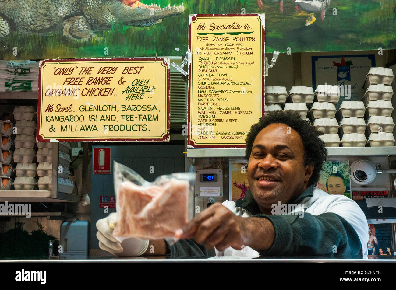 Stallholder offre carne di coccodrillo al Queen Victoria Market, Melbourne, Australia Foto Stock