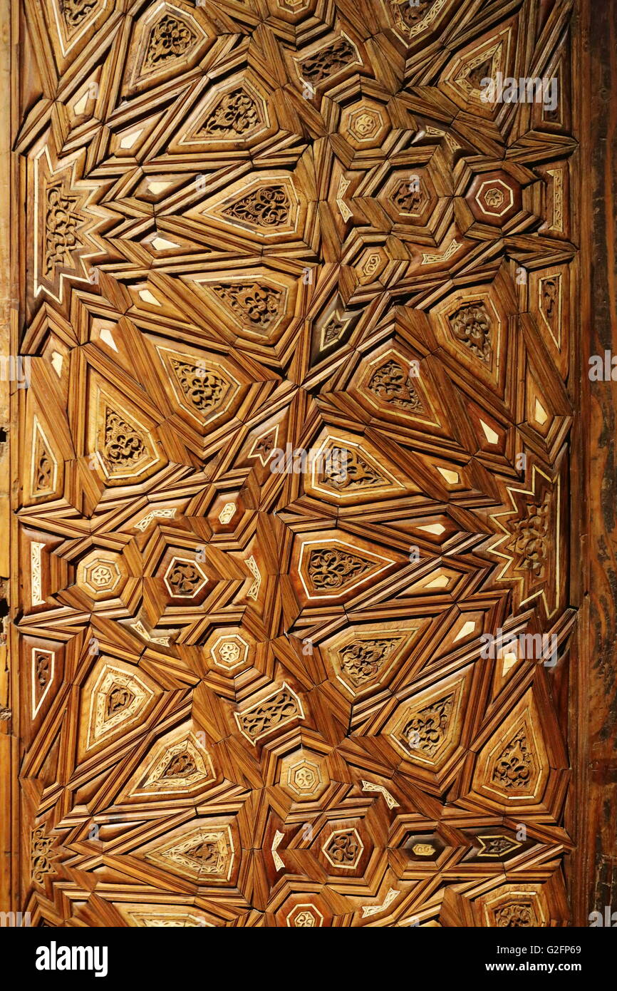 Dettagli scolpiti della vecchia porta di legno al Louvre (Arte Islamica raccolta) Foto Stock