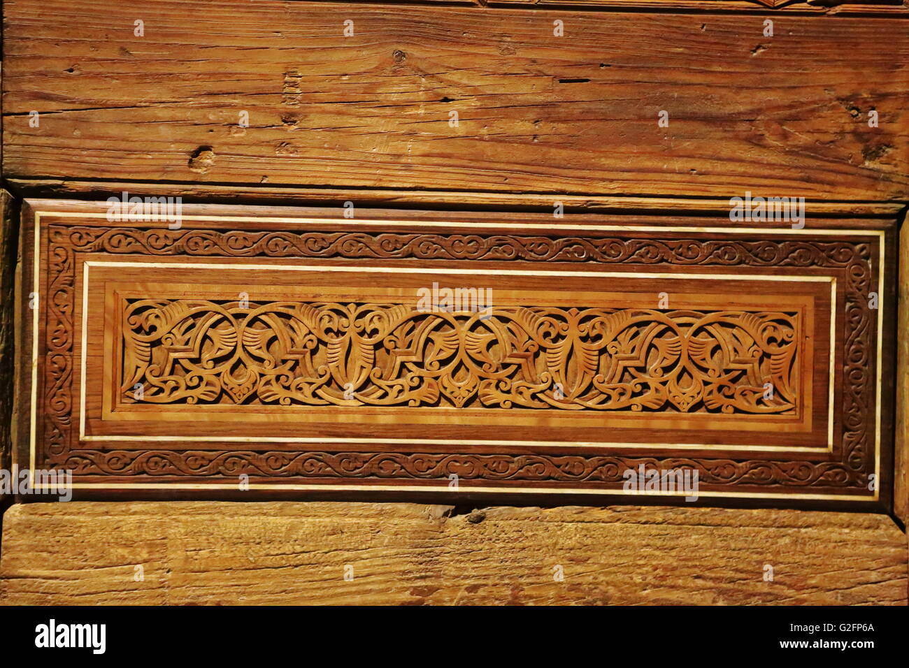 Dettagli scolpiti della vecchia porta di legno al Louvre (Arte Islamica raccolta) Foto Stock