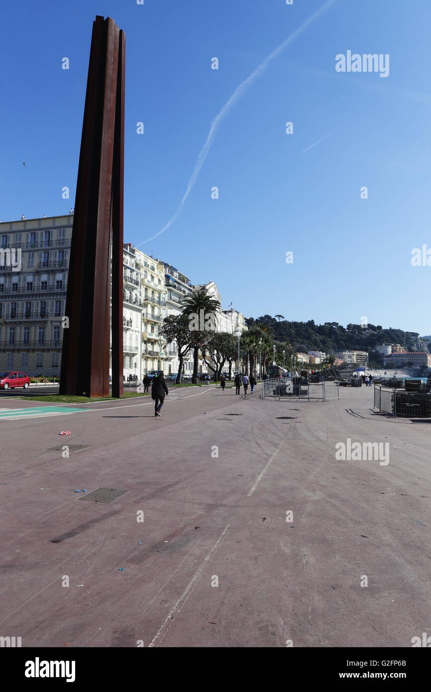 Pulizia della Promenade des Anglais a Nizza, in Francia, dopo il carnevale d'inverno 2016, con un moderno Bernard Venet scultura Foto Stock