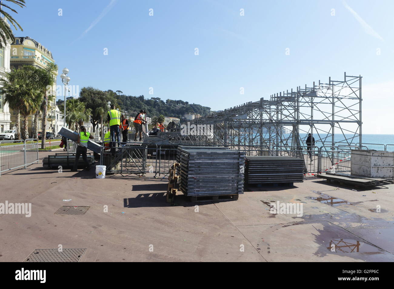 Pulizia della Promenade des Anglais a Nizza, in Francia, dopo il carnevale in inverno 2016 Foto Stock