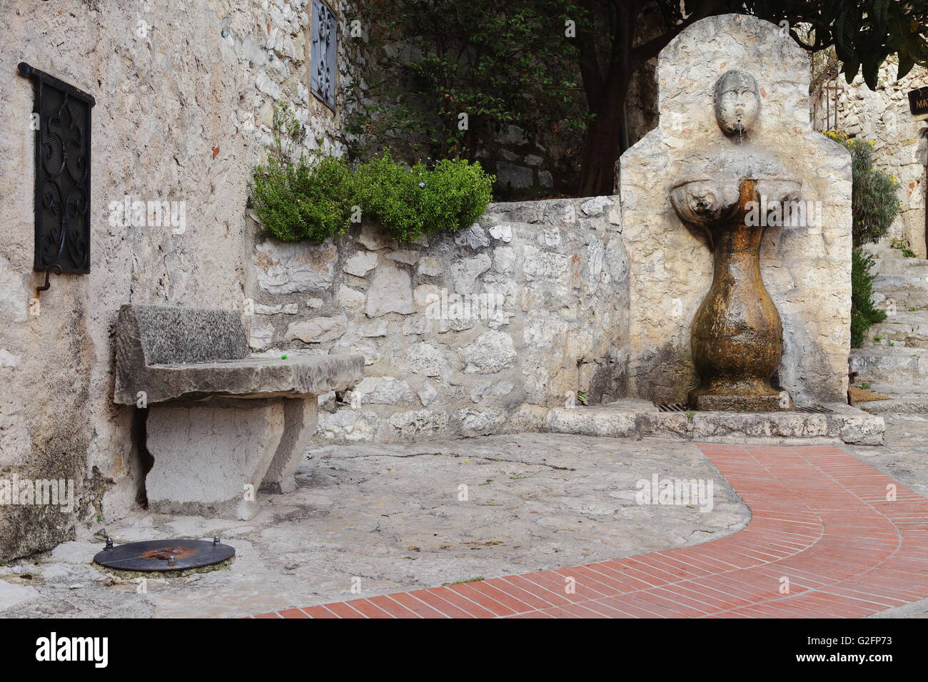 Piccola piazza con una fontana in Èze, un piccolo borgo antico sulla Rivera Francese Foto Stock