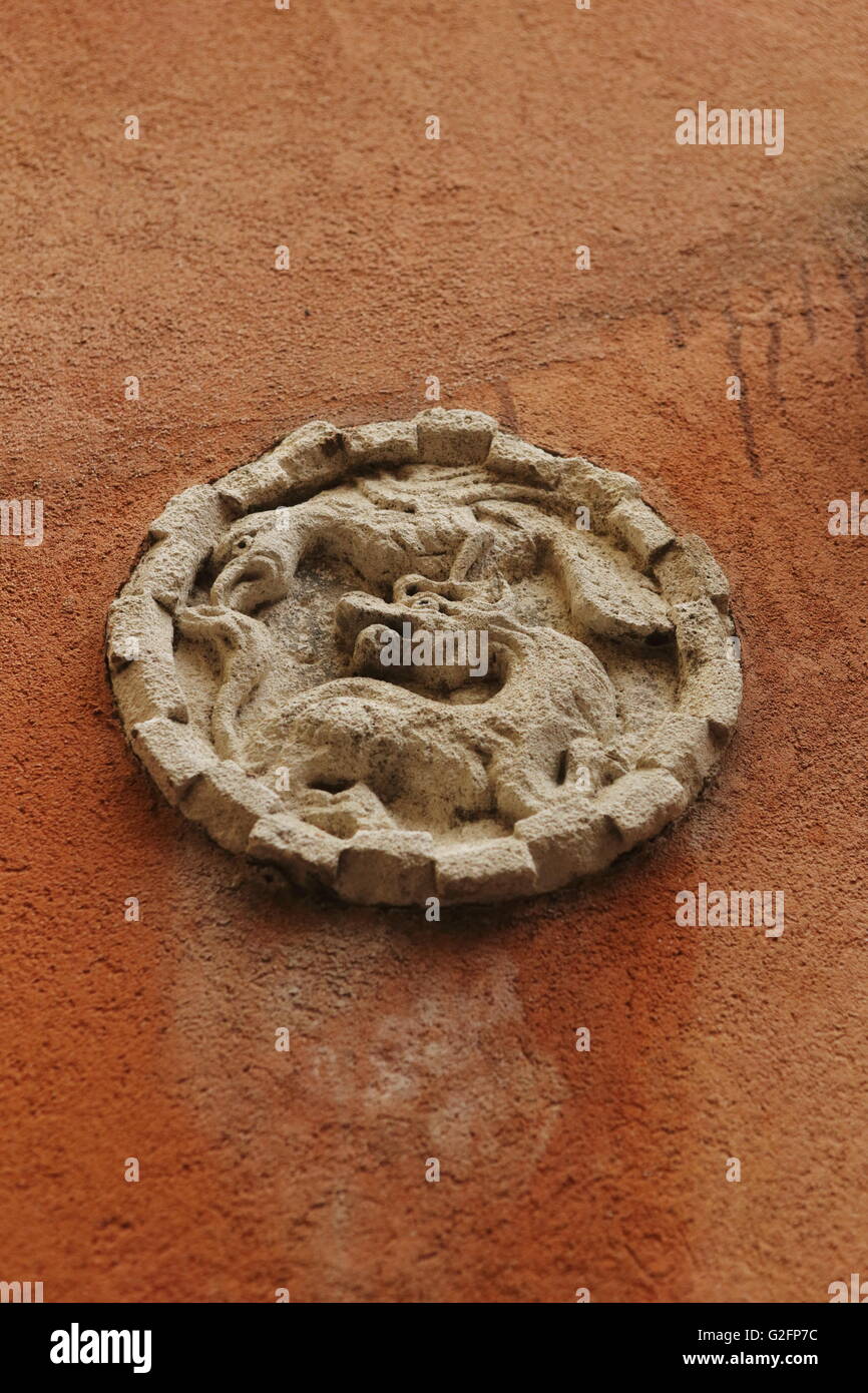 Dettaglio della parete a Venezia, Italia, che mostra lo stemma con l'immagine di un drago e gryphon Foto Stock