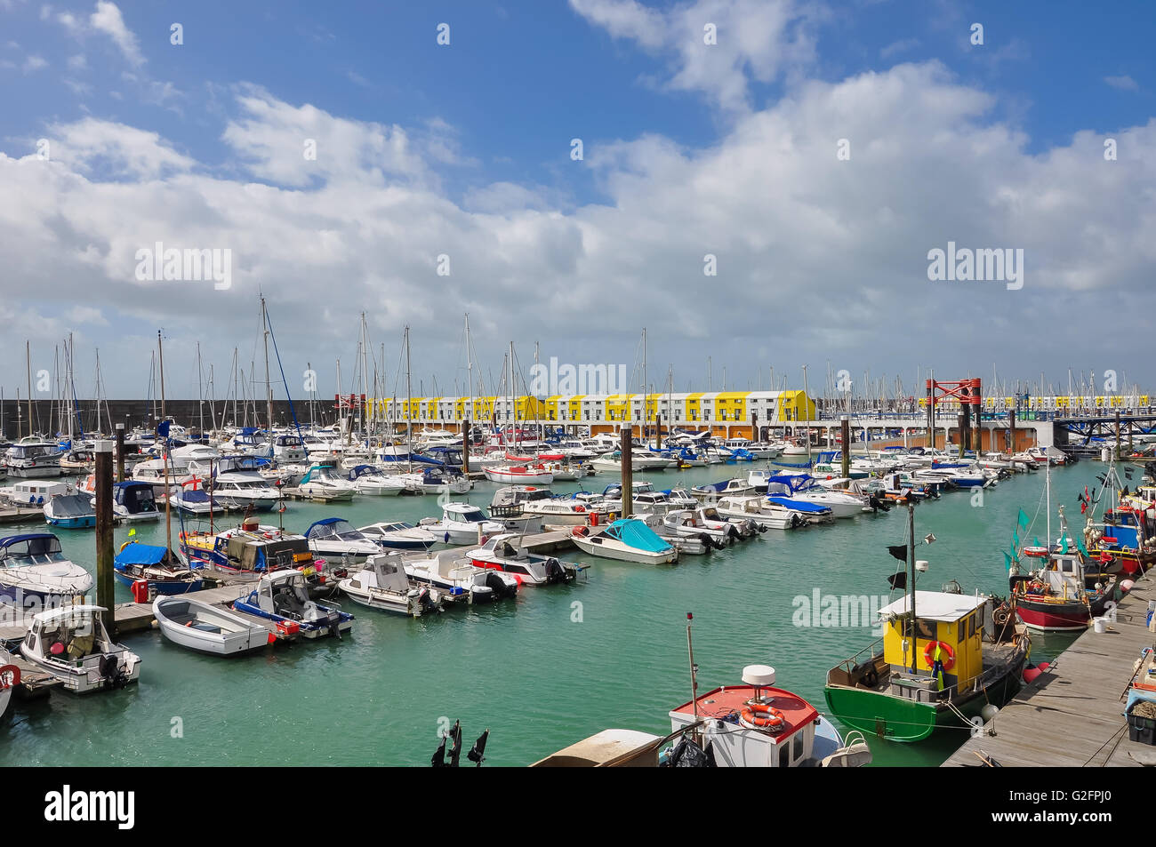 Yacht ormeggiati a Brighton Marina, Regno Unito Foto Stock