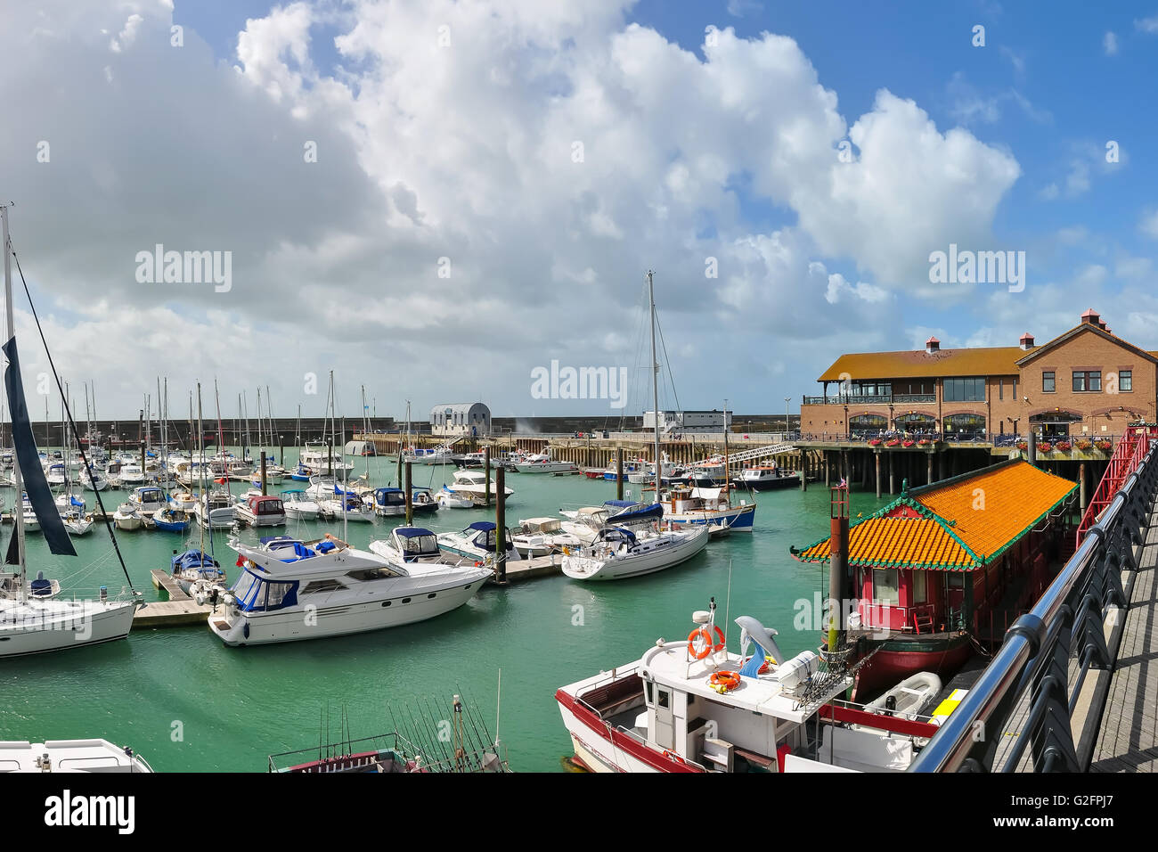 Yacht ormeggiati a Brighton Marina, Regno Unito Foto Stock